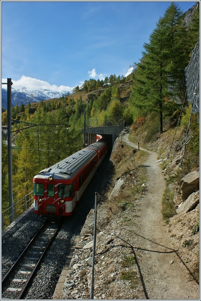 MGB Zug auf der Fahrt nach Visp, kurz nach Zermatt.
(21.10.2013)