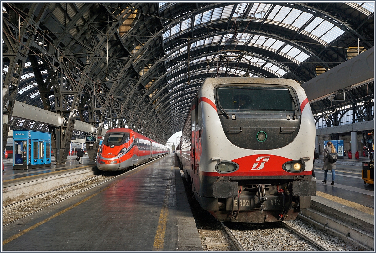 Milano Centrale, mit der FS E 402 112 im Vordergrund und den FS ETR 400 029  Frecciarossa 1000  im Hintergrund.
16. Nov. 2017