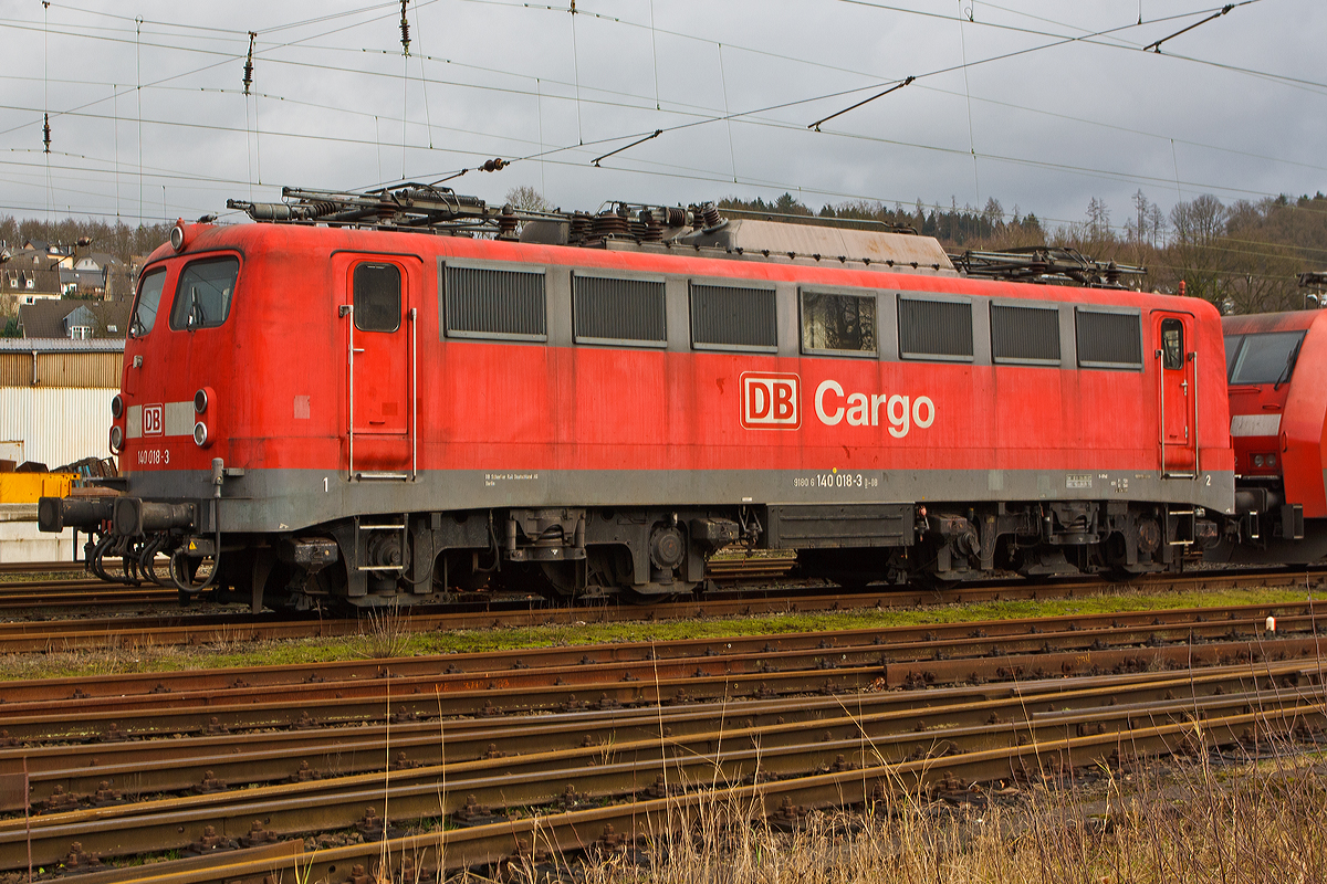 
Mit 56 Jahren noch immer im Einsatz.....
Die 140 018-3 (91 80 6140 018-3 D-DB) der DB Schenker Rail Deutschland AG, ex DB E 40 018,  steht am 25.12.2014 im Kreuztaler Abstellbereich.

Die E 40 wurde 1957 von Henschel in Kassel unter der Fabriknummer 29134 gebaut, der elektrische Teil ist von Siemens-Schuckert-Werke (SSW). 