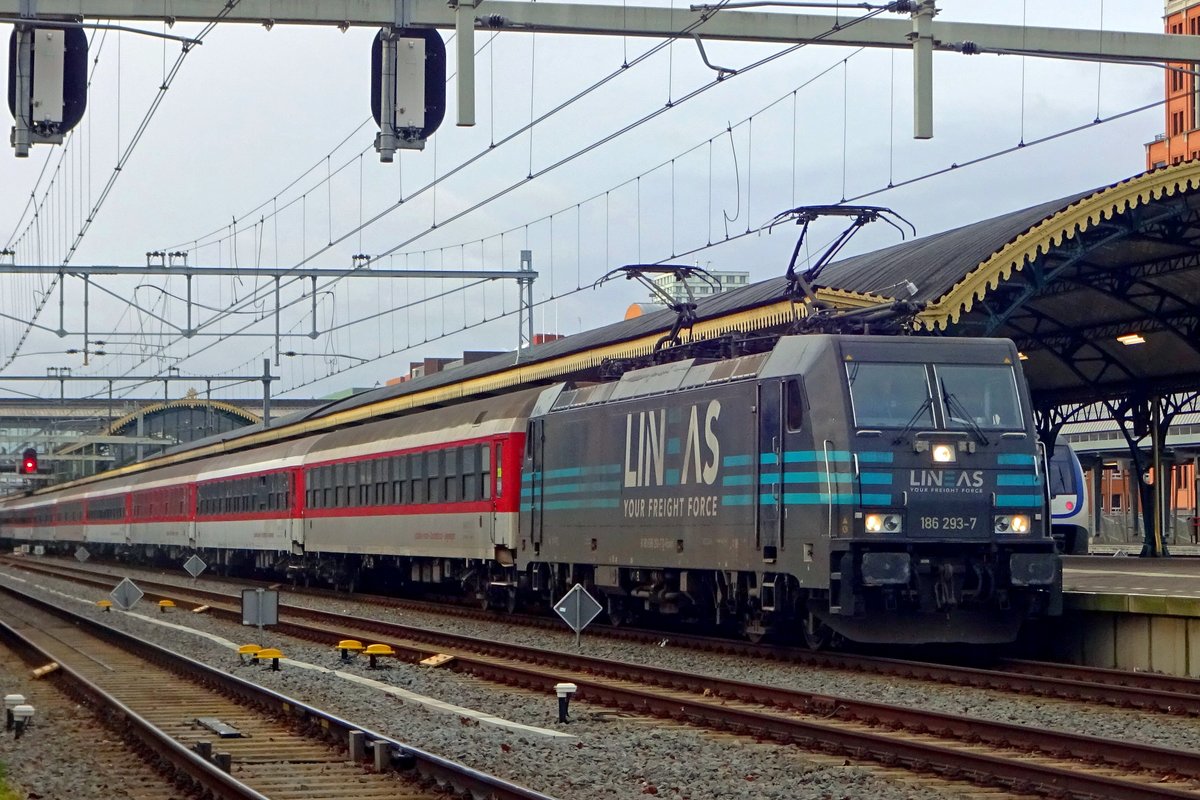 Mit der Alpen-Express 13466 treft Lineas 186 293 am 1 M�rz 2020 in 's-Hertogenbosch ein.
