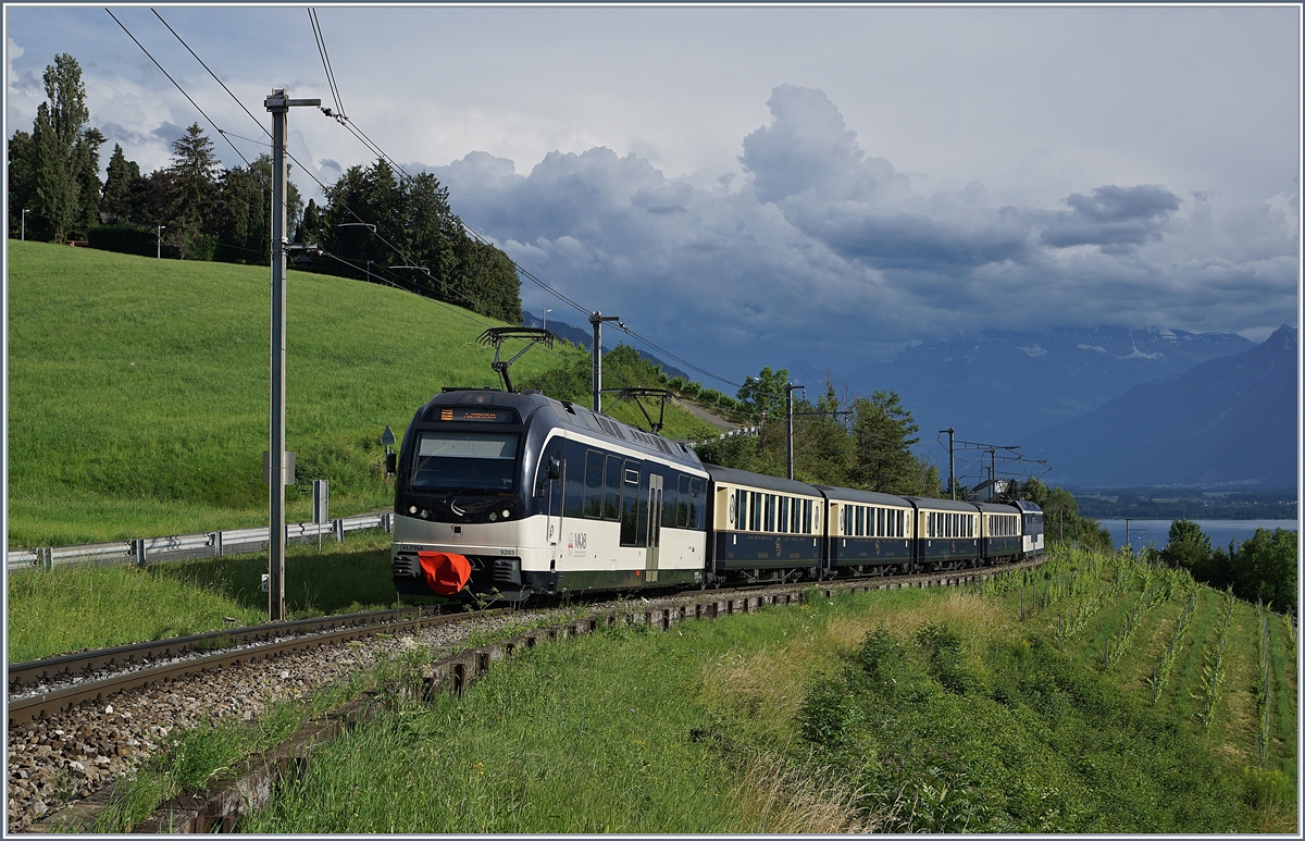 Mit dem Alpina Be 4/4 9203 (und einem weiteren am Zugschluss) fährt der MOB Belle-Epoque von Montreux nach Zweisimmen und konnte kurz vor Planchamp fotografiert werden. 

1. Juli 2020