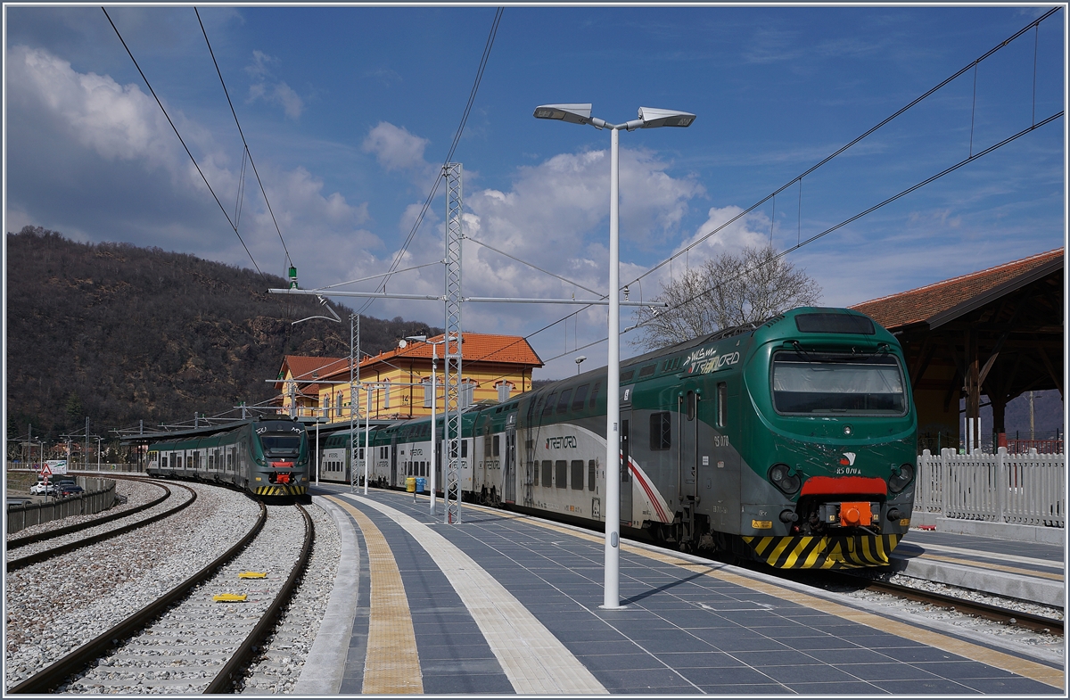 Mit dem Bau der Strecke Mendrisio - Stabio - Varese war auch die komplette Erneuerung der Stichstrecke von Arcisate nach Porte Ceresio verbunden. Das Bild zeigt den schmucken Endbahnhof des sehenswerten Ortes Porto Ceresio mit dem soeben aus Milano Porta Garibaldi eingetroffen Trenord Ale 711 161 (UIC 94 83 4711 161-9 I-TN) auf Gleis 1 und dem im Hintergrund auf Gleis 2 abgestellten Trenord ETR 245 165 (UIC 94 83 4425 165-7 I-TN).
21. März 2018