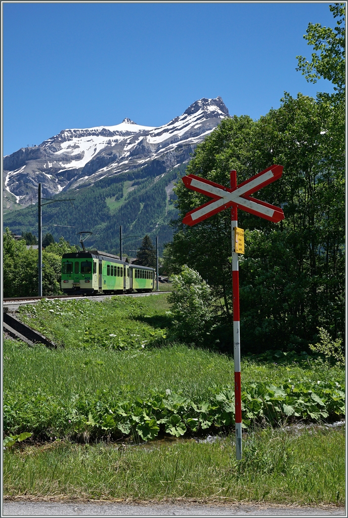 Mit dem Bt 432 an der Spitze und dem schiebenden BDe 4/4 402 erreicht der ASD Regionalzug 440 in wenigen Minuten sein Ziel Les Diablerets.
22. Juni 2016