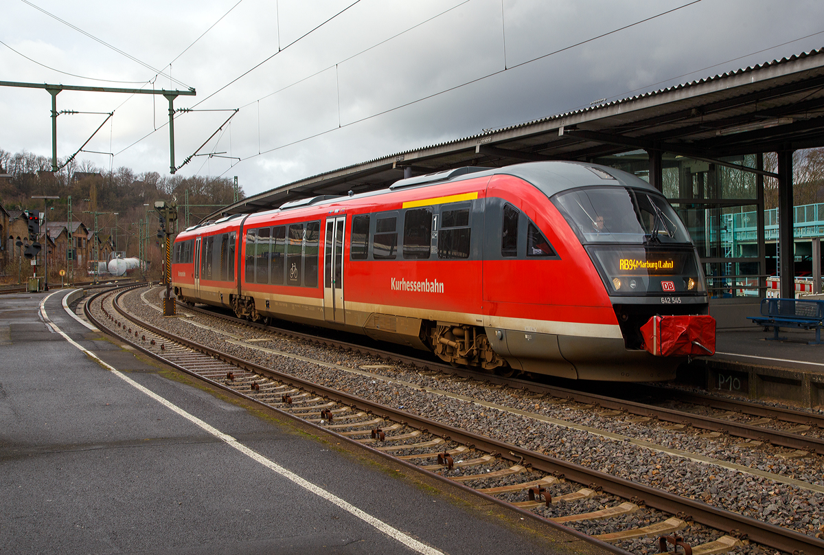 
Mit dem Fahrplanwechsel am 15. Dezember 2019 kommen nun auch Siemens Desiro´s nach Betzdorf (Sieg)....
Der VT 642 545 / 642 045 (95 80 0642 545-7 D-DB ABp / 95 80 0642 045-8 D-DB Bpd), ein Siemens Desiro Classic der Kurhessenbahn, steht als RB 94 „Obere Lahntalbahn“ (Umlauf 23196/23169, Zuglauf Betzdorf - Siegen - Kreuztal - Erndtebrück - Bad Laasphe - Biedenkopf - Marburg a.d. Lahn), zur Abfahrt bereit.

Ab dem 15. Dezember 2019 werden die Universitätsstädte Marburg (Lahn) und Siegen - Betzdorf (Sieg) per Direktverbindung vernetzt, um das Angebot attraktiver zu gestalten und die Angebotsnachfrage einzuschätzen. Vorerst werden an Samstagen zwei Züge der Kurhessenbahn, Linie RB 94, in beide Richtungen von Marburg nach Betzdorf (Sieg) über Bad Laasphe, Erndtebrück, Kreuztal und Siegen durchgebunden. Die anderen Züge der Oberen Lahntalbahn (Linie RB 94) fahren zwischen Marburg (Lahn) und Bad Laasphe sowie Erndtebrück. Ein Umstieg in Erndtebrück zur Weiterfahrt nach Siegen bzw. Betzdorf entfällt mit den neuen Direktverbindungen an Samstagen.
Die Züge fahren um 8.24 und um 14.24 Uhr von Marburg nach Siegen sowie um 12.59 und um 18.59 Uhr von Siegen nach Marburg. Der Markttest ist zunächst auf zwei Jahre begrenzt.

Es gibt nur einen kleinen Nachteil, die Reise ab Betzdorf dauert fast 3 Stunden (genau 2:54), über Gießen ist man unter 2 Stunden dort.
