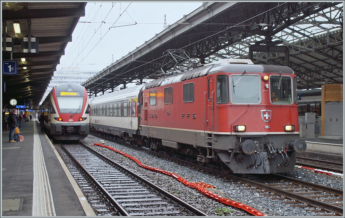 Mit dem Fahrplanwechsel Mitte Dezember endet in der Westschweiz der Planmässige Einsatz der Re 4/4 II vor Reisezüge. Im Bild rangiert die SBB Re 4/4 II 11116 (Re 91 85 420 116-6 CH-SBB) in Lausanne den am Morgen angekommen IR von Neuchâtel für die Rückfahrt am Abend. Erfreulicherweise wurde für diesen Dienst sogar eine der sonst hier kaum mehr anzutreffenden Re 4/4 II der 1. Serie eingeteilt.

8. Dezember 2021