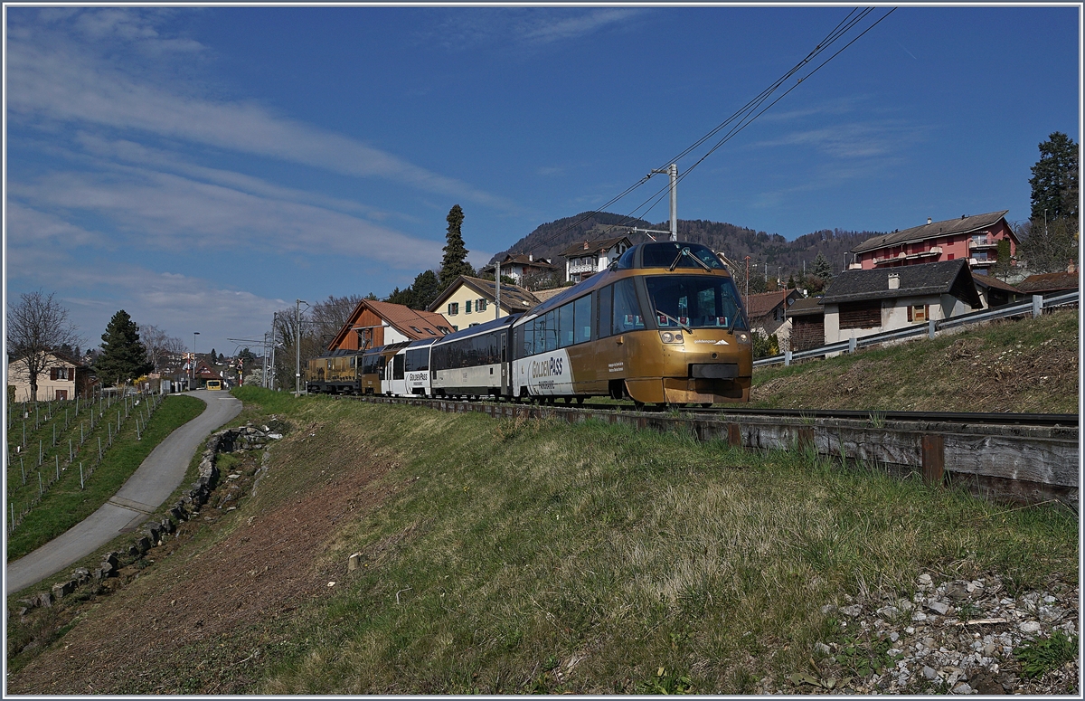 Mit dem Steuerwagen Ast 117 an der Spitze fährt der MOB Panoramic Express bei Planchamp in Richtung Montreux.

17. März 2020