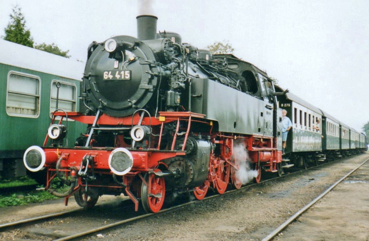 Mit ein Garnitur von zwei-achsiger BB� Wagen steht am 5 September 2000 VSM 64 415 bei der VSM abfahrtbereit mit ein Dampfpendelzug in Beekbergen. 