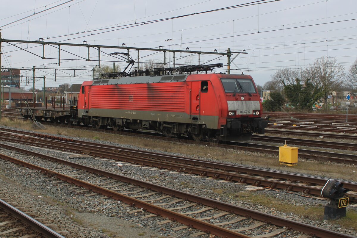 Mit ein Stahlwagen treft am 17 März 2025 DBC 189 027 in Roosendal ein.
