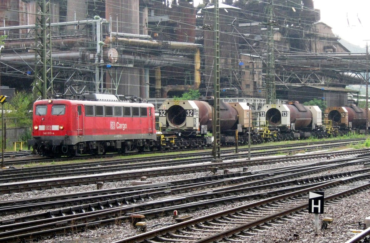 Mit Einzelscheinwerfer: 140 013 mit der Suppenzug am 16 September 2011 in Völklingen.