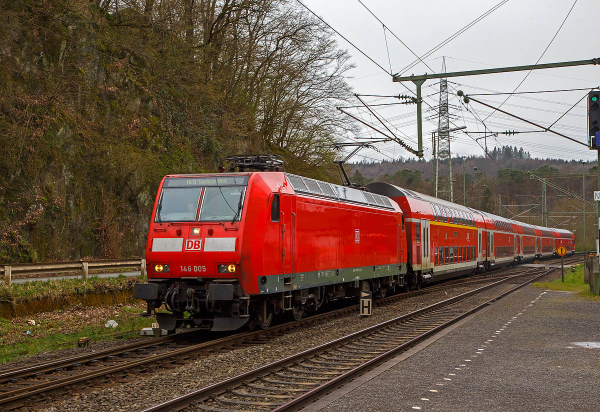 Mit etwas Verspätung rauscht am 08.04.2022 die 146 005-4 (91 80 6146 005-4 D-DB) der DB Regio NRW, mit dem RE 9 (rsx - Rhein-Sieg-Express) Aachen - Köln - Siegen, durch den Bahnhof Scheuerfeld (Sieg), nächster Halt ist bald Betzdorf (Sieg).

Die TRAXX P160 AC1 wurde 2001 von ABB Daimler-Benz Transportation GmbH in Kassel unter der Fabriknummer 33812 gebaut.
