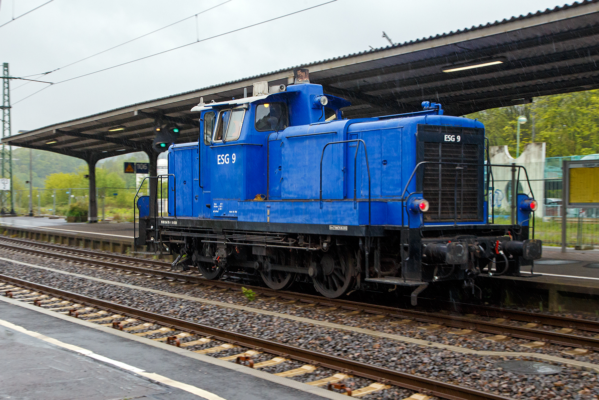 
Mit Höchstgeschwindigkeit (60 km/h bei der V 60) bei leichtem Regen fährt die ESG 9 (98 80 3364 778-1 D-ESGBI) der ESG Eisenbahn Service Gesellschaft mbH (Vaihingen an der Enz), ex DB 364 778-1, ex DB 360 778-5, ex DB 260 778-6, sowie ex DB V 60 778, am 11.05.2019 bei Regen durch den Bahnhof Betzdorf/Sieg in Richtung Köln.

Die V 60 der leichten Bauart wurde 1960 von Henschel & Sohn in Kassel unter der Fabriknummer 30067 und als V 60 778 an die Deutsche Bundesbahn geliefert.