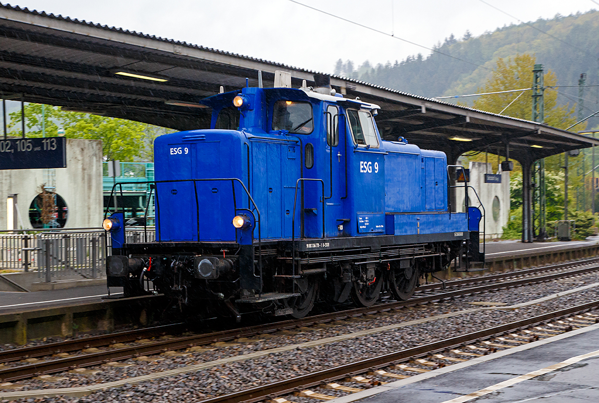 
Mit Höchstgeschwindigkeit (60 km/h bei der V 60) bei leichtem Regen fährt die ESG 9 (98 80 3364 778-1 D-ESGBI) der ESG Eisenbahn Service Gesellschaft mbH (Vaihingen an der Enz), ex DB 364 778-1, ex DB 360 778-5, ex DB 260 778-6, sowie ex DB V 60 778, am 11.05.2019 bei Regen durch den Bahnhof Betzdorf/Sieg in Richtung Köln.

Die V 60 der leichten Bauart wurde 1960 von Henschel & Sohn in Kassel unter der Fabriknummer 30067 und als V 60 778 an die Deutsche Bundesbahn geliefert.