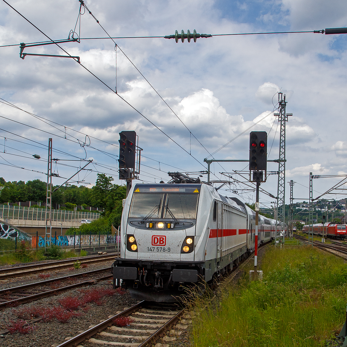 Mit Lichtsignal den Fotografen gr��end, erreicht die 147 578-9 (91 80 6147 578-9 D-DB – IC 4905) der DB Fernverkehr AG, mit dem IC 2321 (Norddeich Mole - M�nster Hbf - Siegen Hbf - Frankfurt am Main Hbf), p�nktlich den Hauptbahnhof Siegen. 

Nochmal einen lieben Gru� an den netten Lokf�hrer zur�ck.
