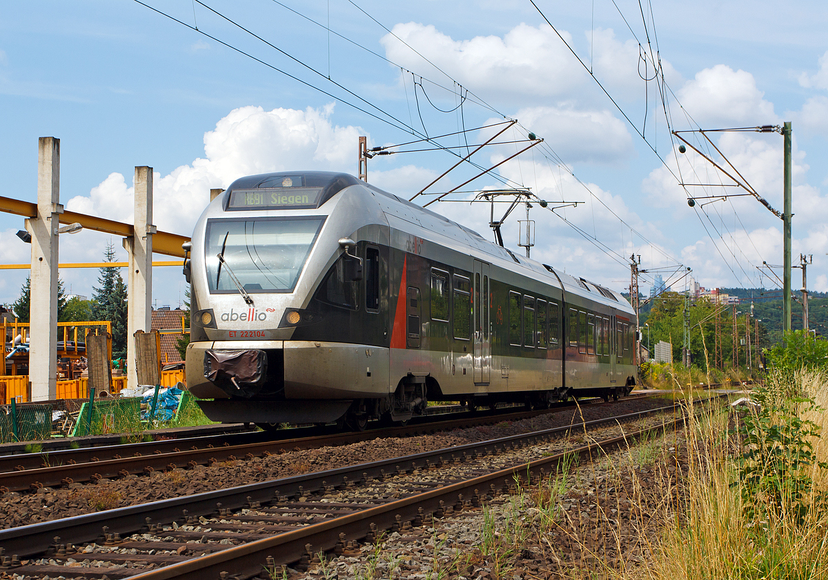 
Mit neuer Fahrzeugbezeichnung....Der ET 222104 (94 80 0426 103-8 D-ABRN / 94 80 0826 103-4 D-ABRN), ex ET 22 004, ein 2-teiliger Stadler Flirt der Abellio Rail NRW f�hrt am 26.07.2014 als RB 91  Ruhr-Sieg-Bahn  Hagen - Finnentrop - Kreuztal - Siegen, bei Siegen-Weidenau in Richtung Endstastion Siegen Hbf. Er f�hrt auf der KBS 440  Ruhr-Sieg-Strecke  Hagen - Siegen, (Siegen-Weidenau bis Siegen  DB-Streckennummer 2880).

Diese Fahrzeuge hat die Abellio �ber die CBRail Ltd. geleast. Der Triebzug wurde 2007 bei Stadler Pankow GmbH in Berlin unter der Fabriknummer 37639 gebaut. Er hat die EBA-Nummern EBA 05L14A 004 und EBA 05L14B 004.