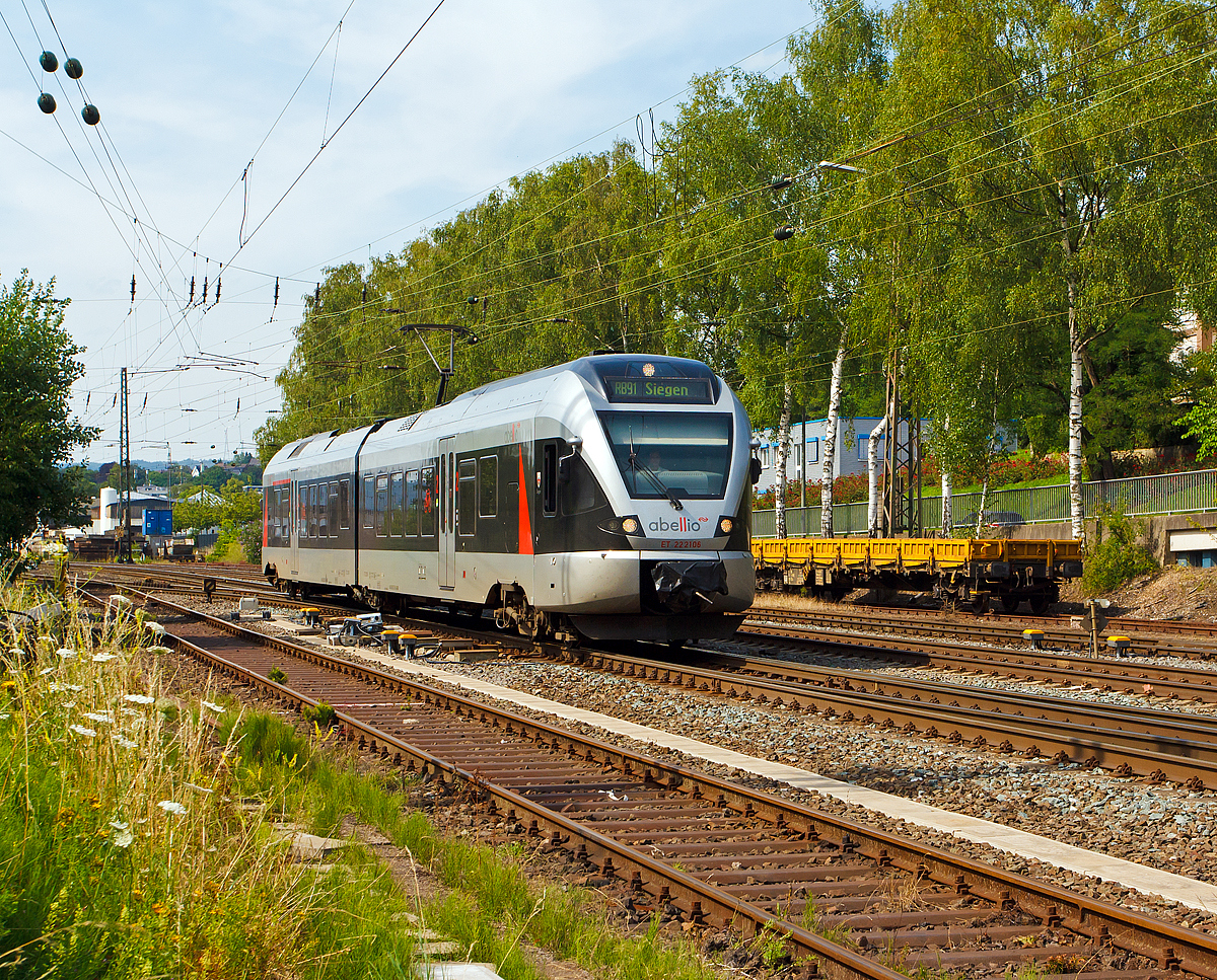 
Mit neuer Fahrzeugbezeichnung....ET 222106  Siegen  (94 80 0426 105-3 D-ABRN / 94 80 0826 105-9 D-ABRN), ex ET 22 006,  (2-teiliger Stadler Flirt EMU 2 bzw. BR 0426.1) der Abellio Rail NRW fährt am 14.07.2014 von Kreuztal weiter in Richtung Siegen. Er fährt als RB 91  Ruhr-Sieg-Bahn  die Strecke Hagen-Siegen.

Diese Fahrzeuge hat die Abellio über die CBRail Ltd. geleast. Der Triebzug wurde 2007 von Stadler unter der Fabriknummer 37645 gebaut.