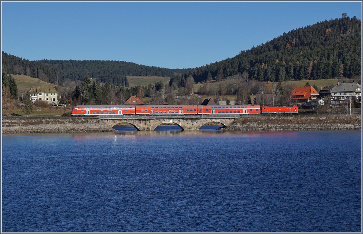 Mit der Schublok 143 332-5 f�hrt die Regionalbahn 17266 von Seebrugg kurz nach der Station Schluchsee Richtung Freiburg.
29. Nov. 2016  