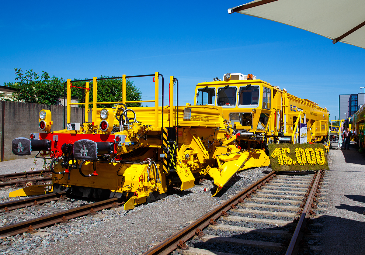 
Mit dieser UNIMAT COMBI 08–275 hat Plasser & Theurer (Linz) nun 16.000 Gleisbaumaschinen ausgeliefert, sie wurde auf der iaf in Münster präsentiert (am 01.06.2017) und an die Rete Ferroviaria Italiana (RFI), Gruppo Ferrovie dello Stato Italiane (zur Gruppe der Italienische Staatsbahnen) übergeben. Dieser UNIMAT COMBI 08–275 hat die UIC-Nummer IT-RFI 99 83 9422 046-6 und wurde 2017 von Plasser & Theurer  in Linz gebaut.

Der Unimat Combi 08-275 wurde zur Sofortbehebung von Gleislagefehlern entwickelt. Neben dem Universalstopfaggregat verfügt die Maschine über Einrichtungen zum Pflügen, Kehren und Aufzeichnen der Gleisgeometrie. Sie ist äußerst universell einsetzbar auf Gleisen und Weichen.

Die italienische Bahn wird mit einer ganzen Serie dieser Multifunktionsmaschinen ausgestattet. Der erste Unimat Combi 08-275 ging 2010 an Rete Ferroviaria Italiana (RFI) in Bologna. Bis 2018 sind es insgesamt 13 gelieferte Unimat Combi 08-275. Der Einsatz identer Technologie unterstützt maßgeblich die Einhaltung von Standards hinsichtlich der Bearbeitungsqualität. Wie bei vielen Bahnverwaltungen setzt auch Italien in den lokalen Verantwortungsbereichen gleiche Instandhaltungsmaschinen ein.

Das gesamte Hochgeschwindigkeits-Streckennetz der italienischen Bahnverwaltung RFI umfasst bereits rund 1.000 km. Bei der Wahl der passenden Serienmaschine wurde darauf Wert gelegt, dass sie universell einsetzbar ist für kurzfristige Arbeiten auf Gleisen und Weichen. Das „Universalwerkzeug“ Unimat Combi 08-275 vereint folgende Technologien: Stopfmaschine für Gleise und Weichen, integrierter Schotterpflug und Kehrbürste, vollwertiges inertiales Gleisgeometrie-Messsystem.

Die Maschinen werden auf alle Bauhöfe der RFI verteilt und zur Einzelfehlerbehebung sowohl auf Hochgeschwindigkeitsstrecken als auch auf normalen Strecken eingesetzt. Mit einem Messfahrzeug werden im Vorfeld Einzelfehler detektiert. Das GPS-unterstützte inertiale Gleisgeometrie-Messsystem am Unimat Combi 08-275 findet die Gleisfehler schnell und punktgenau. Nach der Fehlerbehebung – dem Stopfen, Pflügen und Kehren – wird nachgemessen. Damit erreicht man eine verbesserte Auslastung der Universalstopfmaschine. Der Unimat Combi 08-275 kann auch als Messwagen eingesetzt werden. Die mitgelieferte Software analysiert die Messdaten gemäß den aktuellen Richtlinien von RFI.

Dreimal wöchentlich werden in vier- bis fünfstündigen Nachteinsätzen jeweils etwa 1.000 m Gleis und ein bis zwei Weichen gestopft, gepflügt und gekehrt.

Die Entscheidung für einen Serienmaschinentyp bringt eine Reihe von Vorteilen. Die Zulassungskonformität beschleunigt den Prozess. Ist eine Maschinentype bereits im Bestimmungsland zugelassen, geht eine neue Maschine derselben Type deutlich schneller in Betrieb. Standards im Maschinenpark vereinfachen auch die Wartung. Der Umfang der Ersatzteilbevorratung kann reduziert werden, wenn mehrere baugleiche Maschinen eingesetzt werden. Auch das Training und die Schulung der Bedienmannschaften wird durch Serienmaschinen erleichtert. 

TECHNISCHE DATEN:
Spurweite: 1.435 mm (Normalspur)
Anzahl der Achsen: 5 
Länge über Puffer:  31.140 mm
Eigengewicht: 94.000 kg
Zul. Anhängelast: 60 t
Zur Mitfahrt zugel. Personenzahl: 6
Kleister befahrbarer Gleisbogen: R = 120 m 
Höchstgeschwindigkeit: 100 km/h (Eigen und Geschleppt)


Die Neue Zukunft ist das Hybridantriebskonzept E³ 
Für den Unimat Combi 08-275 in Italien steht von Plasser & Theurer auch nun das neue Hybridantriebskonzept E³ zur Verfügung. Es treibt die Maschine entweder durch einen Dieselmotor oder einen Elektromotor an, und zwar durch Nutzung der elektrischen Energie aus dem Fahrdraht. In Italien werden allerdings zwei unterschiedliche Fahrstromsysteme verwendet: 3 kV Gleichstrom auf konventionellen Strecken, 25 kV Wechselstrom mit 50 Hz im Hochgeschwindigkeits-Streckennetz. Die Combi-Maschine wird für beide Systeme als 2-Strom-System ausgeführt.

Neben geringerem Schadstoffausstoß und Einsparung von fossilen Treibstoffen reduziert das Hybridantriebskonzept E³ den Maschinenlärm. Damit erweitert sich der Einsatzbereich der Maschine. Sie kann auch innerstädtisch, bei Nachtarbeiten oder für Arbeiten im Tunnel herangezogen werden.  