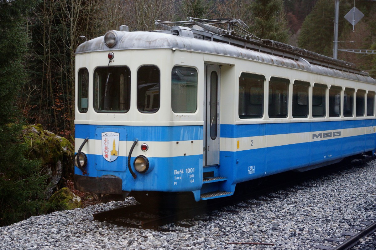 MOB: Die gegenw�rtigen Heimatbahnh�fe der ehemaligen  TESSINER  und deren Eins�tze. Der Be 4/4 1001, ehemals LCD ist bei der weit abgelegenen Haltestelle La Tine auf einem Abstellgeleise abgestellt. Nach meiner Beurteilung werden die Zukunftsaussichten f�r diesen  Einzelg�nger  nicht all zu rosig sein. Die Dokumentations-Aufnahme vom 9. Januar 2016 entstand aus dem fahrenden Zug.
Foto: Walter Ruetsch