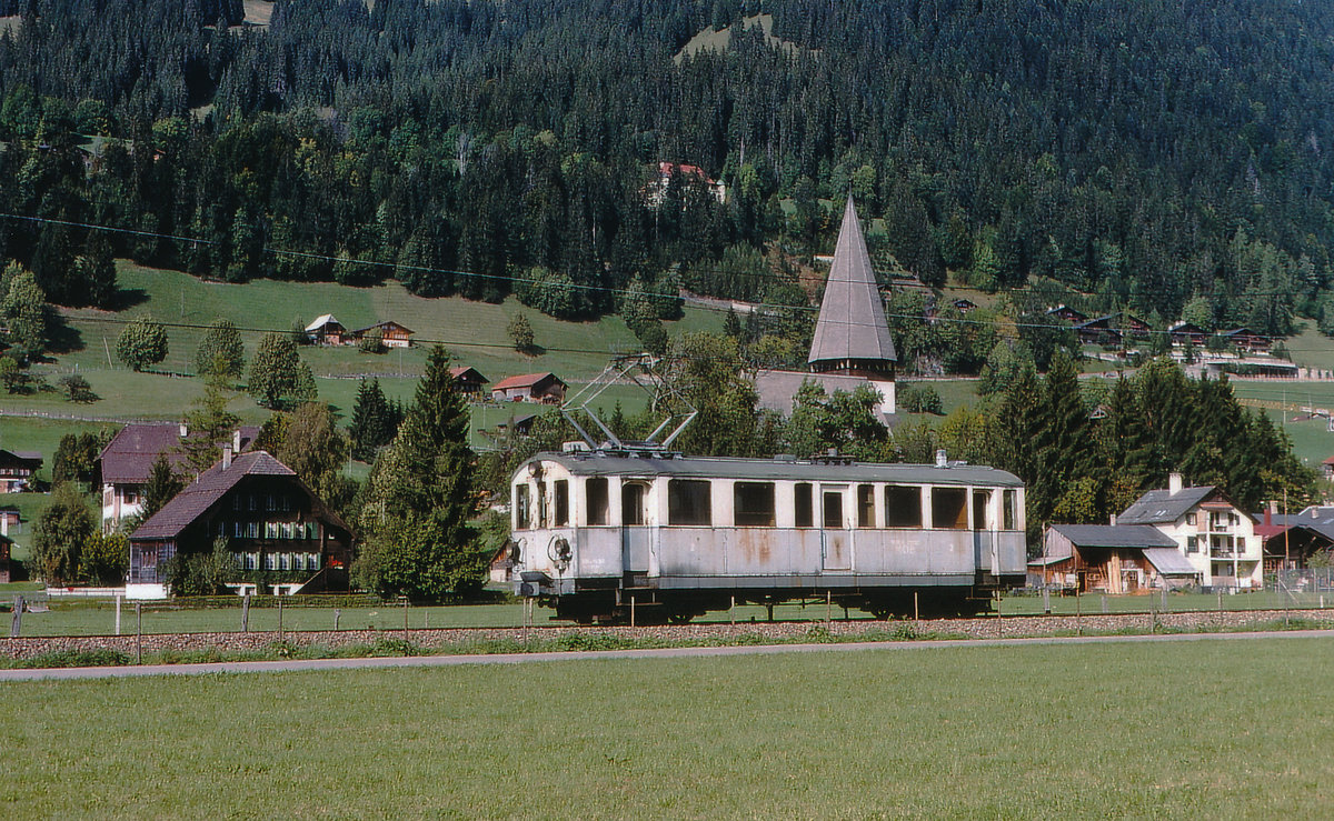 MOB: Typische MOB-Idylle Saanen aus dem Jahre 1990.
Beim Triebwagen handelt es sich um den längst verschrotteten BDe 4/4 20 (1906). Sein letztes Gnadenbrot verdiente er im Rangierdienst zwischen Gstaad und Saanen als noch Güter- und Zementzüge geführt wurden.  
Foto: Walter Ruetsch
