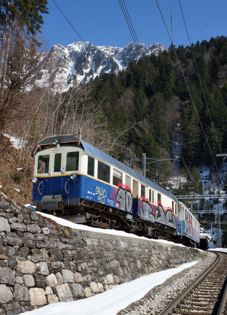 MOB: Zusammen mit einem alten Personenwagen sowie mit dem  SCHUTZDACH  wartet der BDe 4/4 28 auf der weit abgelegenen Haltestelle Jor sein weiteres Schicksal ab. Abgelichtet wurden die historisch wertvollen Fahrzeuge am 17. M�rz 2016.
Foto: Walter Ruetsch