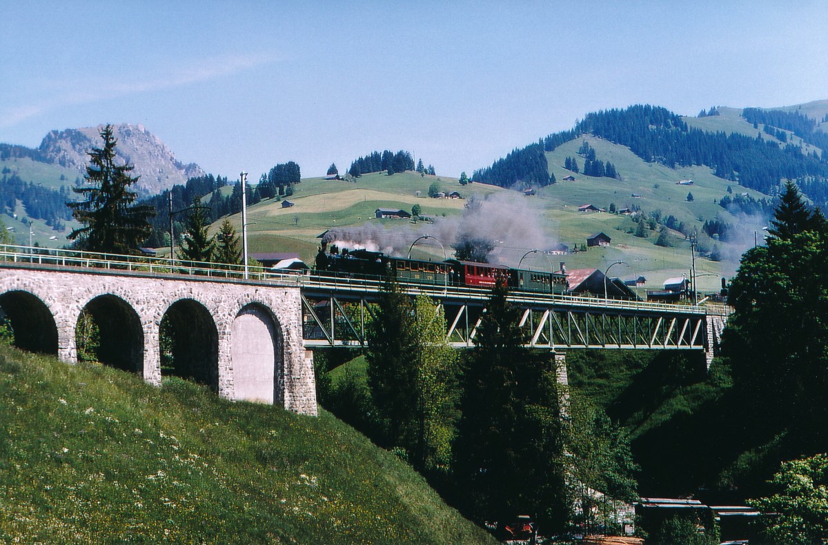 MOB/BC: BC-Dampfzug beim Passieren des Flendruz-Viadukts am 29. Mai 2004. Ab und zu sind die BC-Sonderzüge auch ausserhalb ihrer Stammstrecke unterwegs.
Foto: Walter Ruetsch