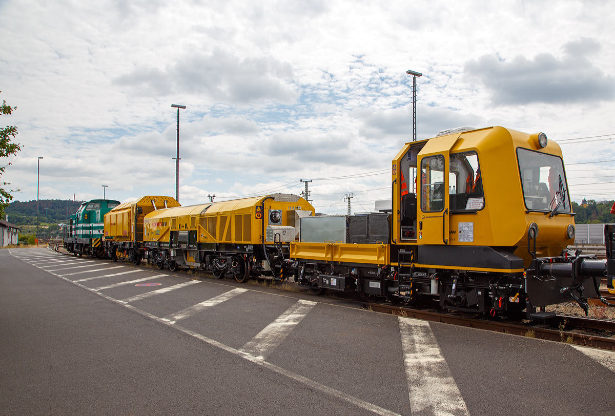 
Mobile Weichenbearbeitung in BüG-Qualität....
Der Drehhobel D-HOB 2500 IV (D-HOB 4.0) der Schweerbau ist am 07.07.2019 beim ICE-Bahnhof Montabaur abgestellt. Die Einheit besteht aus dem Steuerwagen (Schweres Nebenfahrzeug-Nr. D-SBAU 99 80 9580 003-8) einem ursprünglichen GAF 100 R welches keinen eigenen Antrieb mehr hat, dem Technologieträger D-HOB 2500 IV bzw. D-HOB 4.0 (Drehhobel) Schweres Nebenfahrzeug-Nr. D-SBAU 99 80 9427 020-9) und dem Spänetransportwagen STW 01 Schweres Nebenfahrzeug-Nr. D-SBAU 99 80 9552 100-6. Zudem war noch die LDS 293 511-2 und der 27 80 3302 030-8 D-WSG der Gattung Ks mit aufgesetzten Werkstatt- und Aufenthaltscontainer dort abgestellt.

Die Technologie Drehhobel vereint sowohl die Vorzüge des Fräsens und des Hobelns und verringert die Nachteile der einzelnen Verfahren. Mit der Maschine ist ein computergesteuertes Drehhobeln ohne Staub- und Funkenbildung möglich. Dabei können sowohl oberflächennahe als auch tieferliegende Schienenfehler behoben werden. Charakteristisch für die neue Technologie sind die sich drehenden, einzeln positionierbaren Werkzeuge. Weiterhin können die Zielprofile für jede Schiene separat auch während des Drehhobelprozesses angepasst werden. In dem Drehhobelaggregat sind 32 Kassetten mit je sieben geraden und einer bogenförmigen Hobelplatte angebracht, die in ihrer Gesamtheit die Soll-Kontur des Schienenkopfprofils zeigen. Durch die neue Technologie wird erstmalig auch eine nahezu komplette maschinelle Bearbeitung von Weichen ermöglicht. Bei einer Arbeitsgeschwindigkeit von 300 bis 1.500 m/h werden Späne direkt am Drehhobel abgesaugt und in einen Späne-Sammelbehälter geleitet. 

Wofür Drehhobelprozess:
Beseitigung von Rollkontaktermüdungsfehlern (z. B. head checks, squats);
Beseitigung periodischer Schienenkopflängsfehler (z. B. Rilfel, Schlupfwellen), sowie  Schienenkopfquerprofilfehler (z.B. flachgefahrene und übergratete Schienen);
Schienenbearbeitung aus akustischen Gründen (BüG Qualität auch in Weichen);
Neuschienenbearbeitung;
Beseitigung von Fahrflächenbeschädigungen (z.B. Schottereinfahrunge und Kugeleindrücke)                         ~~~
Bearbeitung von Schienen in Tunneln, auf Brücken, in Gleisen mit Stromführungen;                                                                     
Keine Funken, kein Staub, kein Ausbau von Gleisschaltmitteln erforderlich.

Der Drehhobel D-HOB 2500 ist ein auf zwei 2-achsigen Drehgestellen laufendes Fahrzeug, das bewusst so ausgelegt wurde, dass ein Einsatz sowohl auf Vollbahnen als auch in verschiedenen Metro-Netzen, z.B. Paris, London, möglich ist. Im Bereich der Deutschen Bahn dürfen Strecken mit einer zugelassen Höchstgeschwindigkeit bis 300 km/h bearbeitet werden. 

Die Maschine besitzt einen eigenen Arbeitsantrieb mit einer Höchstgeschwindigkeit von 15 km/h und die Überführung kann mit einer Höchstgeschwindigkeit von max. 100 km/h erfolgen. 

Die Rüstzeit von Transport- in Arbeitsstellung (und umgekehrt) dauert nur drei Minuten, da die Aggregate lediglich nach unten abgesenkt und anschließend nach außen gefahren werden bevor sie auf dem Schienenkopf aufsetzen.

TECHNISCHE DATEN (gesamt Einheit D-HOB 2500 IV):
Spurweite: 1.435 mm
Anzahl der Achsen: 8
Länge über Puffer: 30.148 mm
Höhe: 3.640 mm
Gewicht: 81 t
Radsatzlast: max. 14 t
Motorleistung: 354 kW
Höchstgeschwindigkeit (eigen): 15 km/h (Arbeit)
Höchstgeschwindigkeit (geschleppt): 100 km/h
Dieseltank: 1.500 l
Arbeitsverfahren: Computergesteuertes Drehhobeln und oszillierendes Schleifen, absolut staub- und funkenfrei.
Materialabtrag: 0,2 bis 1,5 mm / Überfahrt
Anzahl der Drehhobelaggregate: 2 Einheiten a Ø 1.400 mm
Späneaufnahme: 22 m³ (Spänecontainer)
Schleifaggregate: 1 elektrisches Aggregat mit 12 Schleifsteinen
Wassertank: 2,5 m³
Arbeitsgeschwindigkeit: 300 bis 900 m/h
Messsysteme: Wirbelstromprüfsystem
Max. Streckenneigung: 70‰
Bremse: KE-GP
Zugelassen für Streckenklasse A oder höher.
