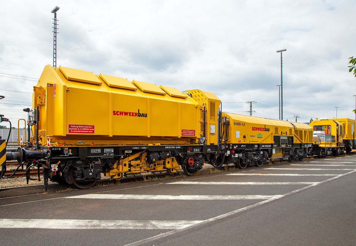 
Mobile Weichenbearbeitung in BüG-Qualität....
Der Drehhobel D-HOB 2500 IV (D-HOB 4.0) der Schweerbau ist am 07.07.2019 beim ICE-Bahnhof Montabaur abgestellt. Die Einheit besteht aus dem Steuerwagen (Schweres Nebenfahrzeug-Nr. D-SBAU 99 80 9580 003-8) einem ursprünglichen GAF 100 R welches keinen eigenen Antrieb mehr hat, dem Technologieträger D-HOB 2500 IV bzw. D-HOB 4.0 (Drehhobel) Schweres Nebenfahrzeug-Nr. D-SBAU 99 80 9427 020-9) und dem Spänetransportwagen STW 01 Schweres Nebenfahrzeug-Nr. D-SBAU 99 80 9552 100-6. Zudem war noch die LDS 293 511-2 und der 27 80 3302 030-8 D-WSG der Gattung Ks mit aufgesetzten Werkstatt- und Aufenthaltscontainer dort abgestellt.

Die Technologie Drehhobel vereint sowohl die Vorzüge des Fräsens und des Hobelns und verringert die Nachteile der einzelnen Verfahren. Mit der Maschine ist ein computergesteuertes Drehhobeln ohne Staub- und Funkenbildung möglich. Dabei können sowohl oberflächennahe als auch tieferliegende Schienenfehler behoben werden. Charakteristisch für die neue Technologie sind die sich drehenden, einzeln positionierbaren Werkzeuge. Weiterhin können die Zielprofile für jede Schiene separat auch während des Drehhobelprozesses angepasst werden. In dem Drehhobelaggregat sind 32 Kassetten mit je sieben geraden und einer bogenförmigen Hobelplatte angebracht, die in ihrer Gesamtheit die Soll-Kontur des Schienenkopfprofils zeigen. Durch die neue Technologie wird erstmalig auch eine nahezu komplette maschinelle Bearbeitung von Weichen ermöglicht. Bei einer Arbeitsgeschwindigkeit von 300 bis 1.500 m/h werden Späne direkt am Drehhobel abgesaugt und in einen Späne-Sammelbehälter geleitet. 

Wofür Drehhobelprozess:
Beseitigung von Rollkontaktermüdungsfehlern (z. B. head checks, squats);
Beseitigung periodischer Schienenkopflängsfehler (z. B. Rilfel, Schlupfwellen), sowie  Schienenkopfquerprofilfehler (z.B. flachgefahrene und übergratete Schienen);
Schienenbearbeitung aus akustischen Gründen (BüG Qualität auch in Weichen);
Neuschienenbearbeitung;
Beseitigung von Fahrflächenbeschädigungen (z.B. Schottereinfahrunge und Kugeleindrücke)                         ~~~
Bearbeitung von Schienen in Tunneln, auf Brücken, in Gleisen mit Stromführungen;                                                                     
Keine Funken, kein Staub, kein Ausbau von Gleisschaltmitteln erforderlich.

Der Drehhobel D-HOB 2500 ist ein auf zwei 2-achsigen Drehgestellen laufendes Fahrzeug, das bewusst so ausgelegt wurde, dass ein Einsatz sowohl auf Vollbahnen als auch in verschiedenen Metro-Netzen, z.B. Paris, London, möglich ist. Im Bereich der Deutschen Bahn dürfen Strecken mit einer zugelassen Höchstgeschwindigkeit bis 300 km/h bearbeitet werden. 

Die Maschine besitzt einen eigenen Arbeitsantrieb mit einer Höchstgeschwindigkeit von 15 km/h und die Überführung kann mit einer Höchstgeschwindigkeit von max. 100 km/h erfolgen. 

Die Rüstzeit von Transport- in Arbeitsstellung (und umgekehrt) dauert nur drei Minuten, da die Aggregate lediglich nach unten abgesenkt und anschließend nach außen gefahren werden bevor sie auf dem Schienenkopf aufsetzen.

TECHNISCHE DATEN (gesamt Einheit D-HOB 2500 IV):
Spurweite: 1.435 mm
Anzahl der Achsen: 8
Länge über Puffer: 30.148 mm
Höhe: 3.640 mm
Gewicht: 81 t
Radsatzlast: max. 14 t
Motorleistung: 354 kW
Höchstgeschwindigkeit (eigen): 15 km/h (Arbeit)
Höchstgeschwindigkeit (geschleppt): 100 km/h
Dieseltank: 1.500 l
Arbeitsverfahren: Computergesteuertes Drehhobeln und oszillierendes Schleifen, absolut staub- und funkenfrei.
Materialabtrag: 0,2 bis 1,5 mm / Überfahrt
Anzahl der Drehhobelaggregate: 2 Einheiten a Ø 1.400 mm
Späneaufnahme: 22 m³ (Spänecontainer)
Schleifaggregate: 1 elektrisches Aggregat mit 12 Schleifsteinen
Wassertank: 2,5 m³
Arbeitsgeschwindigkeit: 300 bis 900 m/h
Messsysteme: Wirbelstromprüfsystem
Max. Streckenneigung: 70‰
Bremse: KE-GP
Zugelassen für Streckenklasse A oder höher.