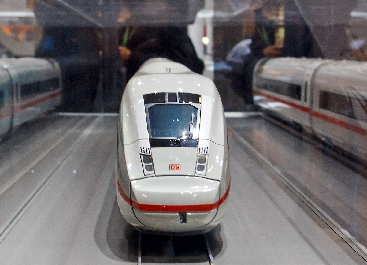 
Modell von einem ICx ausgestellt am Stand von Siemens  auf der Inno Trans 2014 in Berlin (hier 26.09.2014).

Diese Triebzüge sollen ab Dezember 2017 zuerst die lokbespannten Intercity/Eurocity-Züge ersetzen, später die Fahrzeuge des ICE 1 und ICE 2. 

ICx ist ein Arbeitstitel. Über die endgültige Bezeichnung der Triebzüge ist noch nicht entschieden.

Der Antrieb der Züge erfolgt, anders als bei den bisherigen ICE-Baureihen, über mehrere autonome, angetriebene Wagen (Powercars), die über die Zuglänge verteilt sind. Das Innen- und Außendesign der Fahrzeuge soll im Wesentlichen dem ICE-Standard entsprechen. Im Gegensatz zu allen bisherigen ICE-Zügen werden die rund ca. 3 m längeren mit 28 Metern langen Wagenkästen der ICx-Flotte in Stahlbauweise gefertigt und nicht in Aluminium.

Von der Deutschen Bahn vorgesehen ist die Beschaffung von zwei sogenannten Basiskonfigurationen:

Siebenteilige Triebzüge mit drei angetriebenen Wagen. Sie bieten 456 Sitzplätze (davon 77 in der 1. Klasse) auf einer Länge von 200 Metern, können mit einer Höchstgeschwindigkeit von 230 km/h bei einer maximalen Beschleunigung von 0,55 m/s² fahren. 17 Sitzplätze sind im Bordrestaurant des Speisewagens vorgesehen, dazu ein Stehbistro sowie zwei Rollstuhl-Stellplätze. Je Triebzug sind acht Stellplätze für Fahrräder vorgesehen. 

Zwölfteilige Triebzüge mit sechs angetriebenen Wagen. Sie bieten 830 Sitzplätze (davon 205 in der 1. Klasse) auf einer Länge von 346 Metern. Die Höchstgeschwindigkeit wird mit 250 km/h, die größtmögliche Beschleunigung mit 0,53 m/s² angegeben. 23 Sitzplätze sind im Bordrestaurant des Speisewagens vorgesehen, dazu gibt es ein Stehbistro sowie drei Rollstuhl-Stellplätze.

Neben den beiden Grundkonfigurationen sind 22 weitere, herstellerseitig vorgesehene Zusammenstellungen aus 5 bis 14 Wagen möglich. Zwei siebenteilige Triebzüge können in Doppeltraktion verkehren.
Züge für den Einsatz in weiteren europäischen Ländern (Niederlande, Dänemark Frankreich, Luxemburg, Polen, Tschechien, Italien) können optional beauftragt werden.

Technische Daten (Grundvarianten):
Spurweite: 1.435 mm
Achsfolge: 
7-Teiler: 2’2’+Bo’Bo’+2’2’+Bo’Bo’+Bo’Bo’+2’2’+2’2’ 
12-Teiler: 2’2’+Bo’Bo’+Bo’Bo’+2’2’+Bo’Bo’+Bo’Bo’+2’2’+Bo’Bo’+2’2’+Bo’Bo’+2’2’+2’2’
Länge über Kupplung: 200 m (7-Teiler) / 346 m (12-Teiler)
Höchstgeschwindigkeit: 230 km/h (7-Teiler) / 250 km/h (12-Teiler)
Spannung: 15 kV / 16,67 Hz
Anzahl Powercars: 3 / 6
Traktionsleistung: 4.950 kW (7er) / 9.900 kW (12er)
Anzahl Achsen:
7-Teiler : 28 (davon 12 angetrieben)
12-Teiler: 48 (davon 24 angetrieben)
Radsatzlast: ca. 18 t
