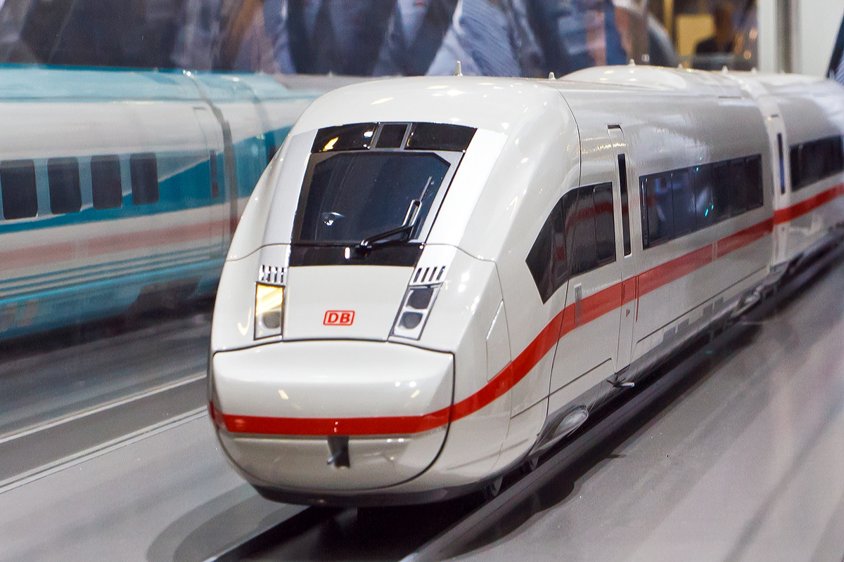 
Modell von einem ICx ausgestellt am Stand von Siemens auf der Inno Trans 2014 in Berlin (hier 26.09.2014).

Diese Triebzüge sollen ab Dezember 2017 zuerst die lokbespannten Intercity/Eurocity-Züge ersetzen, später die Fahrzeuge des ICE 1 und ICE 2.

ICx ist ein Arbeitstitel. Über die endgültige Bezeichnung der Triebzüge ist noch nicht entschieden. 

Weitere Beschreibung: http://hellertal.startbilder.de/bild/deutschland~museen-und-ausstellungen~inno-trans-2014/371651/modell-von-einem-icx-ausgestellt-am.html