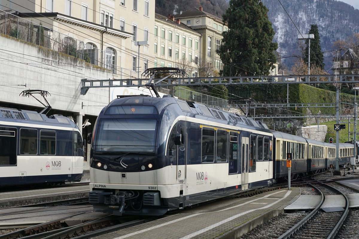 Montreux-Oberland Bernois Bahn/MOB.
EINST UND JETZT.
Bahnhof Montreux mit Zügen in den Jahren 1985 und 2020.
ABe 4/4 9302 ALPINA mit dem MOB GoldenPass Belle Epoque anlässlich der Bahnhofseinfahrt vom 30. Dezember 2020.
Trotz den grossen Erneuerungen beim Rollmaterial ist noch ein Hauch Nostalgie übrig geblieben.
Foto: Walter Ruetsch