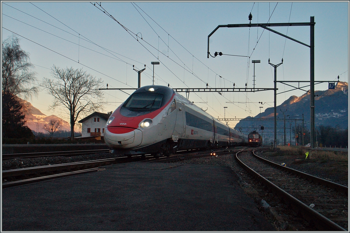  Morgenstund hat Gold im Mund  sagt man, aber auch noch eine Menge Schatten, finde ich; in St-Triphon rauscht ein SBB RABe 503 als EC 37 Genève - Venezia vorbei, während im Hintergrund eine Re 6/6 auf die Weiterfahrt Richtung Bex wartet.
25. Jan. 2016