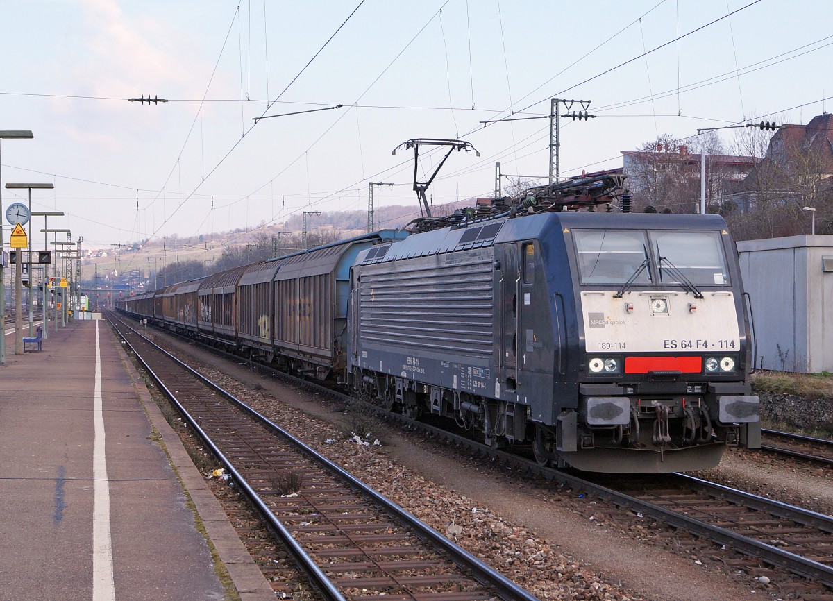 MRCE-dispolok 189-114: Güterzug in Richtung Schweiz mit der ES 64F4-114 bei der Durchfahrt im Bahnhof Weil am Rhein am 6. Februar 2015.
Foto: Walter Ruetsch