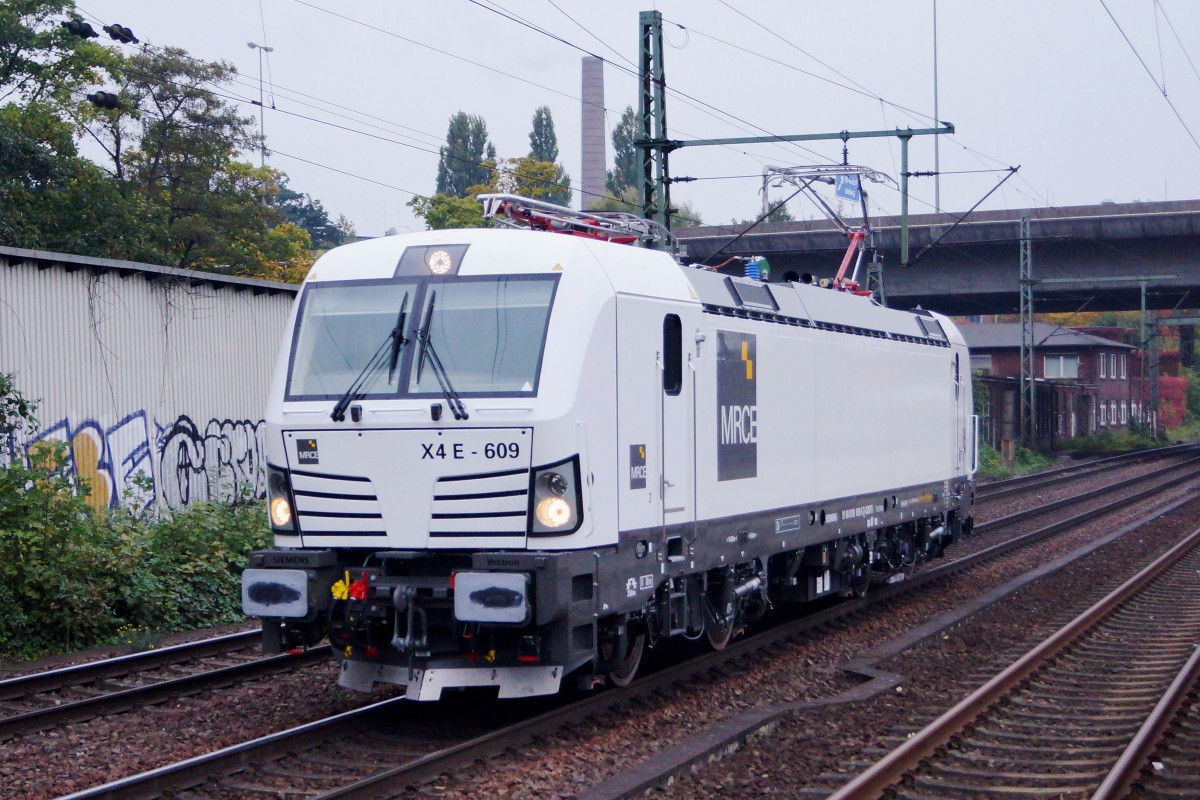MRCE: Mit etwas Fotografengl�ck konnte am 14. Oktober 2015 die nigelnagelneue noch schneeweisse MRCE X4 E-609 in HAMBURG HARBURG als Lokzug verewigt werden.
Foto: Walter Ruetsch