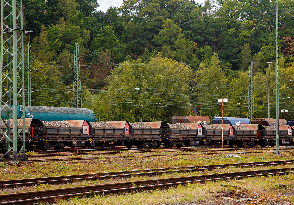 Muldenkippwagen (RS Wagen mit jeweils 3 Kippmulden f�r Sch�ttguttransporte), 33 80 3993 111-2 D-JH, der Joseph Hubert GmbH & Co. KG / Hubert Bahnbau GmbH (N�rnberg), beladen mit Schotter abgestellt am 20.09.2022 in Betzdorf/Sieg.

Der hydraulische Sch�ttguttransporter besteht aus einem RS Wagen und Aufbauten, die aus jeweils 3 unabh�ngig arbeitenden hydraulischen Mulden bestehen.

Besonderheiten:
• Mulden werden mit zentraler Steuerung bedient.
• Versorgung der Mulden durch eigenst�ndige dieselbetriebene Hydraulikeinheit.
• 15t Ladung je Mulde, somit 45t Gesamtzuladung je Wagen

TECHNISCHE DATEN:
Spurweite: 1.435 mm
L�nge �ber Puffer: 19.900 mm
Drehzapfenabstand: 14.860 mm
Ladevolumen: 25 m�/Mulde = 75 m�
Dieselmotor Leistung: 18,5 Kw (f�r Hydraulik)
Eigengewicht: ca. 19 t
Max. Geschwindigkeit: 100 km/h (leer 120 km/h)
Kleinster bef. Gleisbogenradius: 75 m
Bremse: KE-GP-16“
Handbremse: Ja
