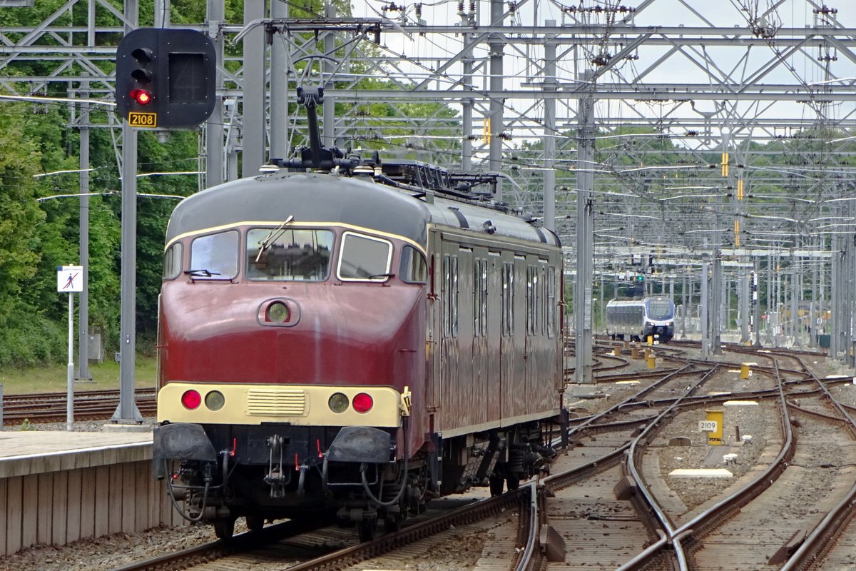 Musealer Posttriebwagen Mp 3031 steht am 10 Mai 2019 in Arnhem. Sie ist Eigentum von das NSM in Utrecht und machte dieser tag ein Konditionsfahrt von Utrecht nach Utrecht -�ber Amersfoort, Deventer und Arnhem. 