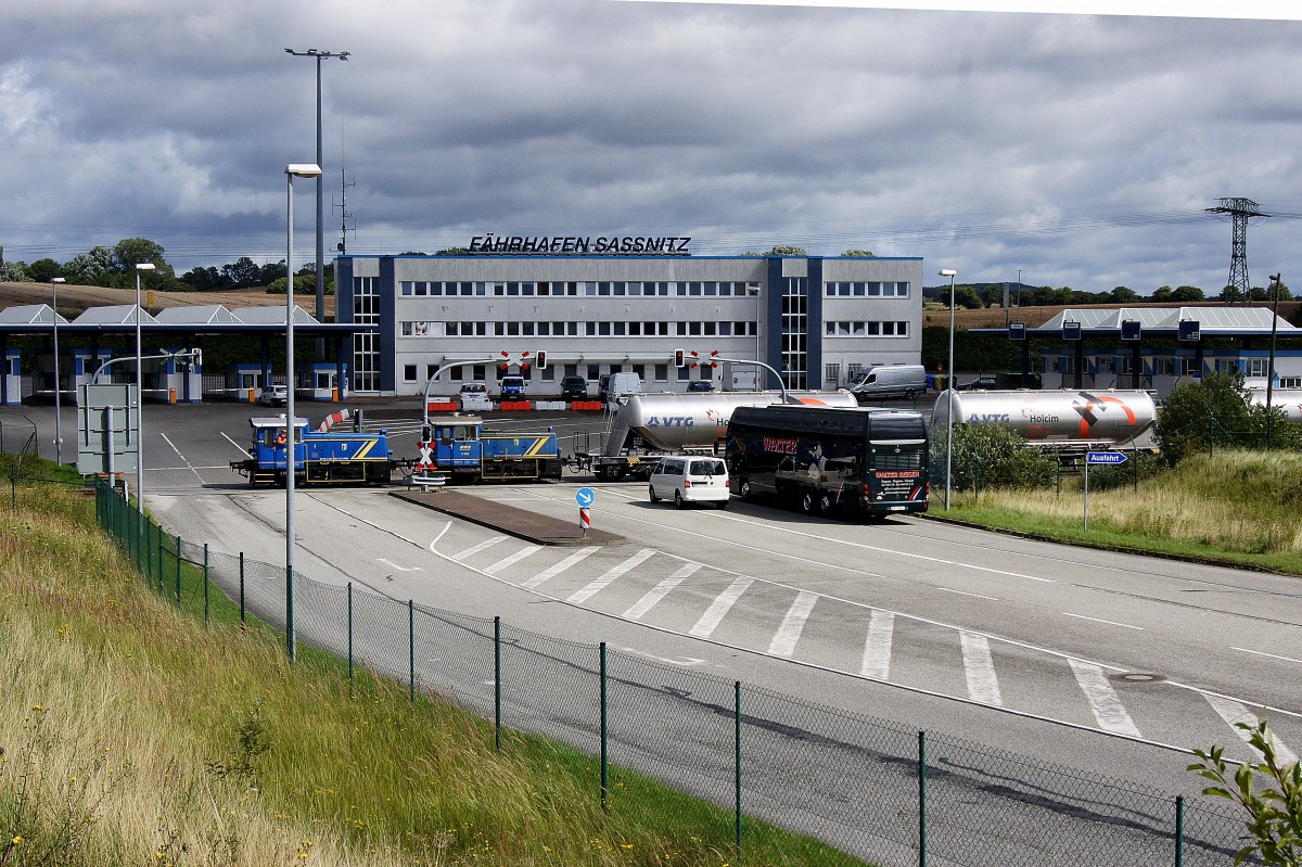 MW: Bei der nieders�chsische Mittelweserbahn stehen K�f lll V244 mit blauer Lackierung im Einsatz. Am 9. August 2011 konnte eine Doppeltraktion V 244 im F�hrhafen Sassnitz (R�gen) bei einem Rangierman�ver fotografiert werden.
Foto: Walter Ruetsch 