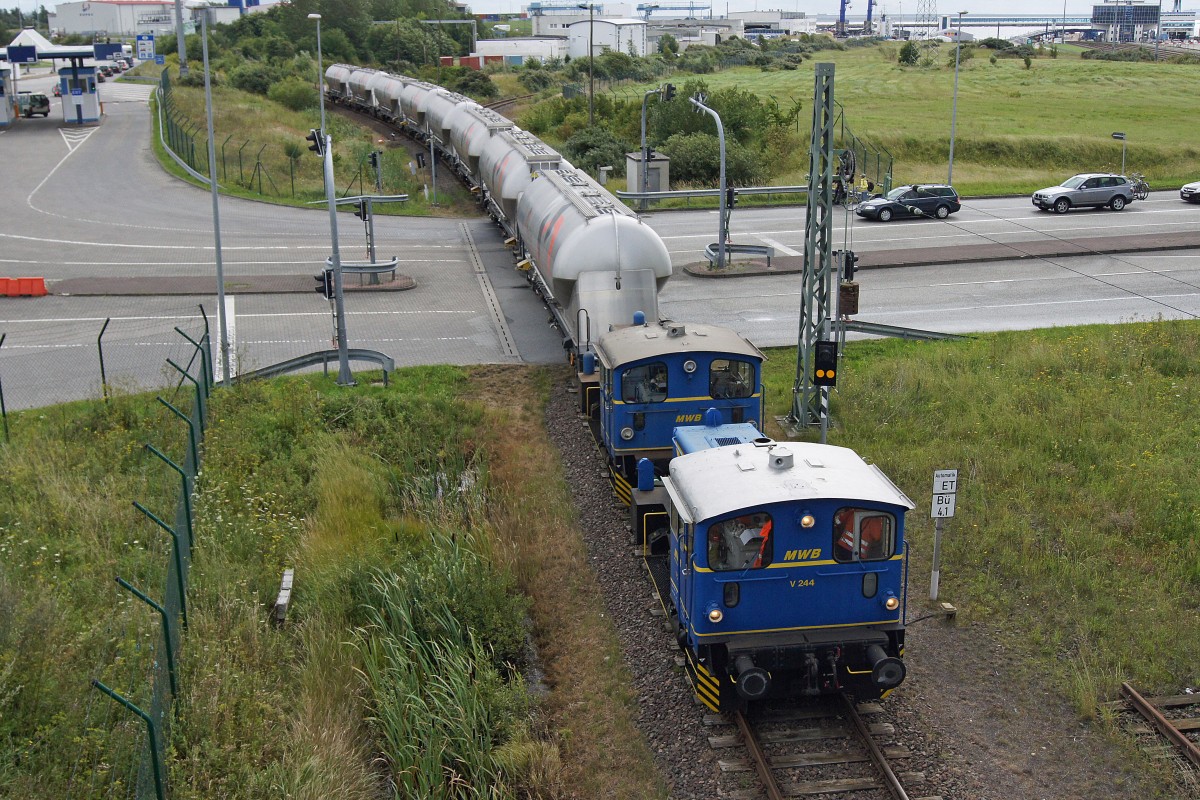MW: Bei der niedersächsische Mittelweserbahn stehen Köf lll V244 mit blauer Lackierung im Einsatz. Am 9. August 2011 konnte eine Doppeltraktion V 244 im Fährhafen Sassnitz (Rügen) bei einem Rangiermanöver fotografiert werden.
Foto: Walter Ruetsch  