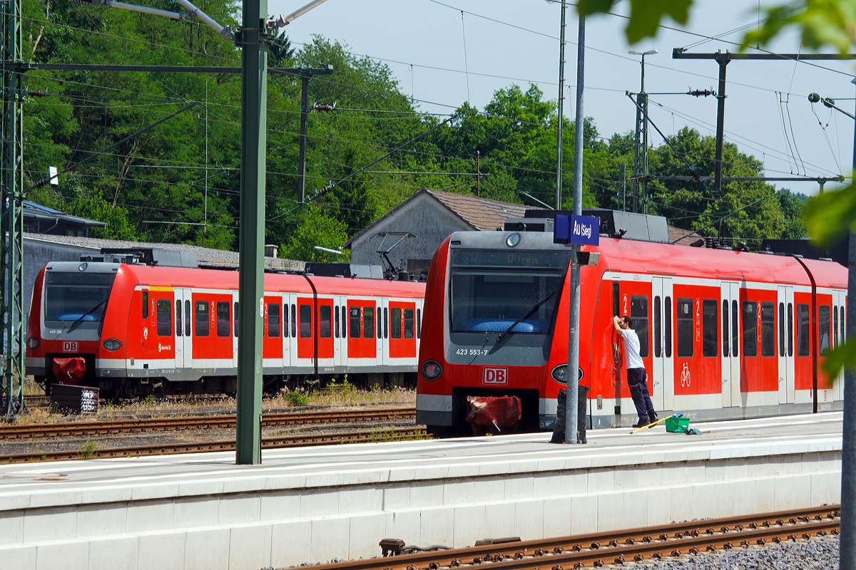 
Na, hab ich den Z�ndschl�ssel etwa stecken lassen...
Bei einem ET 423 am 10.06.2014 im Bf Au(Sieg).