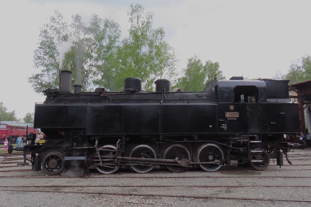 Nach den 1.Weltkrieg sind einige kkStB Dampfloks der (sp�tere reihe BB� 93) in Tschechoslowakei hintergeblieben und als reihe CSD 431 eingereiht. Eine davon, 431 032 steht am 11 Mai 2024 ins Eisenbahnmuseum in Luzna u Rakovnika.