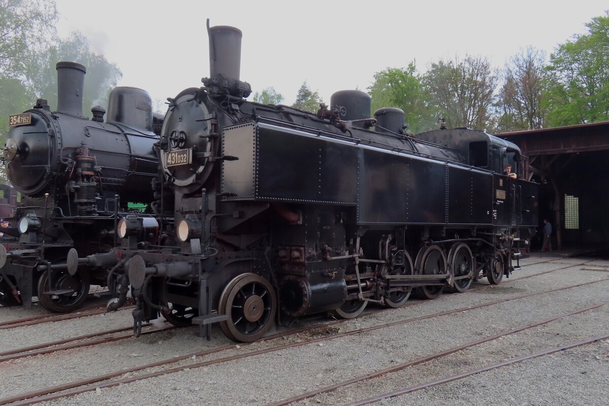 Nach den 1.Weltkrieg sind einige kkStB Dampfloks der (sp�tere reihe BB� 93) in Tschechoslowakei hintergeblieben und als reihe CSD 431 eingereiht. Eine davon, 431 032 steht am 11 Mai 2024 ins Eisenbahnmuseum in Luzna u Rakovnika.