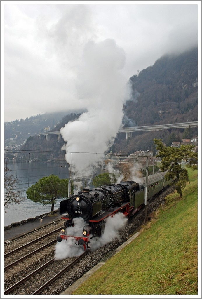 Nach dem kurzen Signalhalt war dann die Anfahrt der  Pacific  01 202 ein ganz besonderer Genuss! Bei Villeneuve, 18. Jan. 2014. 
Aufnahme und Copyright Stefan Wohlfahrt
