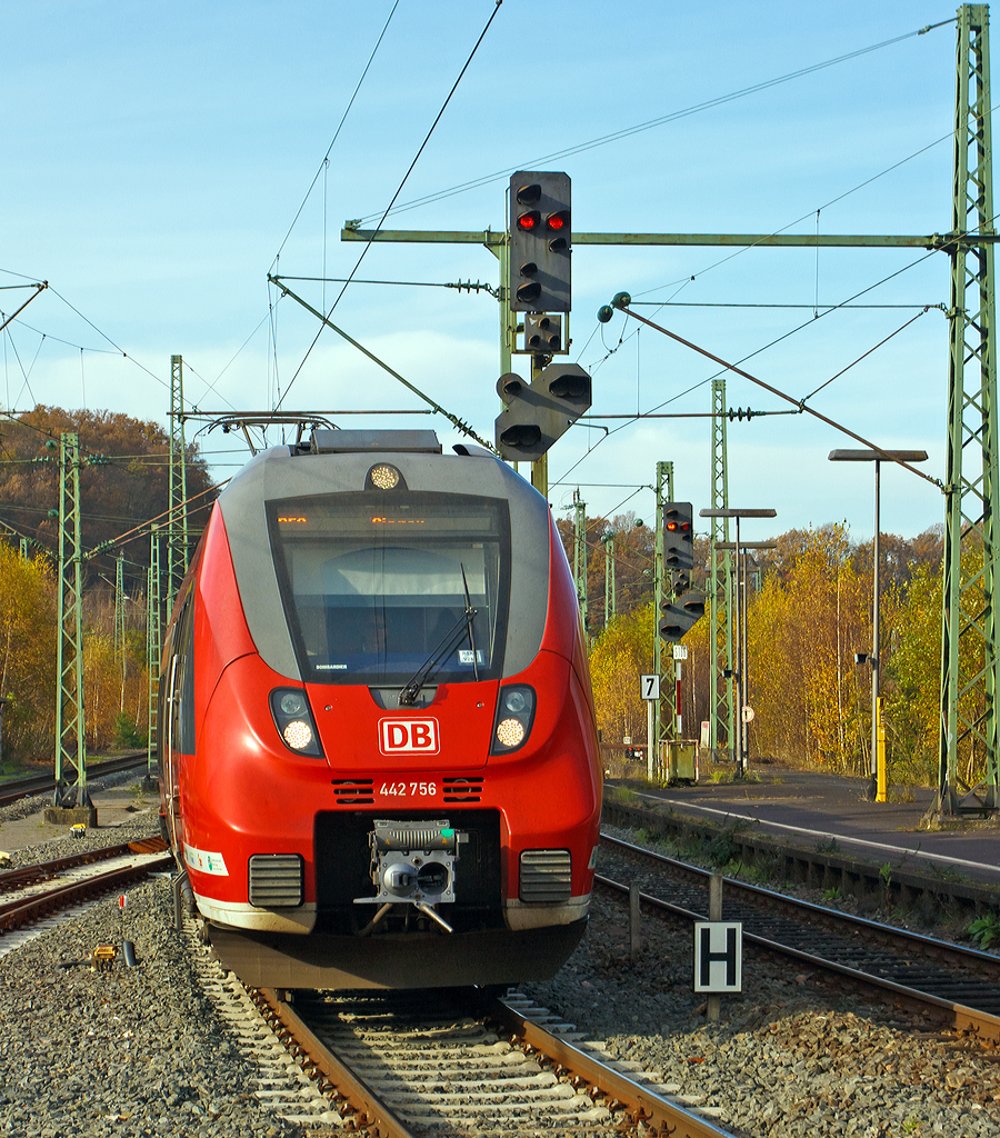 
Nach dem XL GDL-Streik fahren sie nun wieder planmäßig... 
Der vieteilige Bombardier Talent 2 - 442 756 / 256 fährt als RE 9 - rsx – Rhein-Sieg-Express (Aachen - Köln - Siegen) am 09.11.2014 in den Bahnhof Betzdorf/Sieg ein.