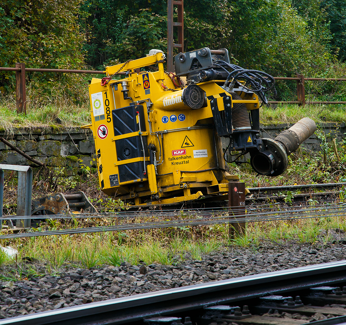 
Nach der erledigten Arbeit ist der BSB Baggeranbausauger für den Tief- und Gleisbau „tinbin TC2“ der KAF Falkenhahn Bau AG (Kreuztal) am 12.10.2020 in Herdorf neben dem Gleis abgelegt.

Die Vorteile: 
- Beseitigung der schweren und langwierigen Handschachtung-
- Keine Beschädigungen von Versorgungsleitungen 
- Absetzen des Aushubs ist sowohl auf LKW als auch an Ort und Stelle möglich
- umweltschonendes Arbeiten dank geringer Lärmemission  
- drehbares Saugrohr zur Lockerung des Materials

TECHNISCHE DATEN:
Hersteller: BSB - Saugbagger und Zweiwegetechnik Stefan Mattes GmbH & Co. KG, Berlin
Transportmaße (L x B x H): 2,63 x 1,45 x 2,20 m (mit Schnellwechselplatte)
Leergewicht: 1.300 kg
Saugtiefe: 3,50 m
Saugschlauchdurchmesser: 250 mm
Behältervolumen:0,75 m³
Drehbares Saugrohr (klappbar) mit verstärkter gezahnter Saugkrone

Technische Voraussetzungen des Baggers:
Pumpenstrom:120 l / min.
Betriebsdruck:280 bar
Motorleistung Trägergerät: min. 75 kW
Bedarf für Hydromotor TC2:min. 55 kW
