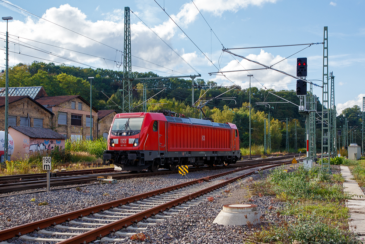 Nach getaner Arbeit geht es nun wieder zurück....
Die 187 162 (91 80 6187 162-3 D-DB) der DB Cargo AG fährt am 04.10.2021 von Betzdorf (Sieg) in Richtung Siegen zurück. Zuvor hatte sie einen Schotterzug (Schüttgutkippwagen der Gattung Fans) im Rangierbahnhof abgestellt.

Die TRAXX F140 AC3 (ohne LM) wurde 2018 von der Bombardier Transportation GmbH in Kassel unter der Fabriknummer KAS 35480 gebaut.
