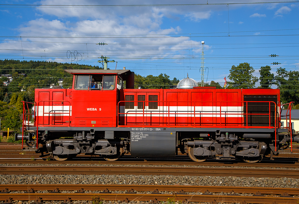 Nach getaner Arbeit geht es wieder nach Hause...
Die Westerwaldbahn WEBA 5 - 211 177-1 (92 80 1211 177-1 D-WEBA), eine On Rail DH 1004 (Umbau aus V 100.10), hat am 18.09.2015  einen Übergabe-Güterzug im Rbf Betzdorf/Sieg angestellt, nun fährt sie wieder zurück auf die Bindweide.

Die Ursprungslok ist die DB V 100 1177 (ab 1968 DB 211 177-1) welche 1961 von Henschel unter der Fabriknummer 30526 gebaut wurde. 1999 erfolgte der Umbau durch Vossloh im Werk Moers nach dem Konzept von On Rail mit Serienteilen der Type G1205 unter Verwendung von Rahmen und Drehgestellen in die DH 1004, die neue Fabriknummer ist DH 1004 / 2. Rahmen und Drehgestellen sind noch die alten von der V 100, darüber ist alles neu. 1999 ging die Lok an die WEBA - Westerwaldbahn des Kreises Altenkirchen GmbH (Steinebach-Bindweide) als WEBA Lok 5. Nach der Einstellung des Güterverkehrs der WEBA wurde die Lok an die CCW - Captrain Deutschland CargoWest GmbH (Gütersloh) und wird dort als CCW V 148 (92 80 1211 177-1 D-CCW) geführt.

Als im Zuge der Bahnreform in Deutschland zunehmend Bedarf an kostengünstigen Diesellokomotiven bestand, entwickelte die Firma OnRail aus Mettmann ein Umbaukonzept. Als Basis diente ein Fahrwerk der bewährten DB-Baureihe V100.10, von der Rahmen, Getriebe und Drehgestelle übernommen wurden. Die Aufbauten inklusive Dieselmotor und sonstiger technischer Ausrüstung entstanden in Anlehnung an die MaK G1205 neu. Die Lok richtet sich in erster Linie an Regionalbahnen mit mittleren Zuglasten. Für Bahnen mit umfangreichem Rangierdienst ist die Lok wegen ihres recht alten Getriebes weniger geeignet.

Im Deutschen Fahrzeugeinstellungsregister wurde für diese Fahrzeuge die Baureihennummer 98 80 1209 vergeben, die auch die sechs Loks anderer Betreiber haben, die beiden Loks der WEBE (5 und 7) hatten die alten NVR-Nummern 92 80 1211(177-1 bzw. 274-6) behalten.
Alle 8 Loks vorhandenen, sechs nun bei der CCW.

TECHNISCHE DATEN:
Anzahl der umgebauten Loks: 8
Spurweite: 1.435 mm (Normalspur)
Achsformel: B'B'
Länge über Puffer : 12.100 mm
Drehzapfenabstand:  6.000 mm
Achsstand im Drehgestell:  2.200 mm
Raddurchmesser neu : 950 mm
größte Breite: 3.115 mm
Gewicht der Lok: 72 t
Höchstgeschwindigkeit: 100 km/h
Dieselmotor: MTU 12V396 TO14
Motorleistung: 1.030 kW( 1.400 PS)
Motornenndrehzahl: 1.630 U/min
Getriebe: Voith L216rs
Höchstgeschwindigkeit: 100 km/h
Kraftstoffvorrat: 2.500 l