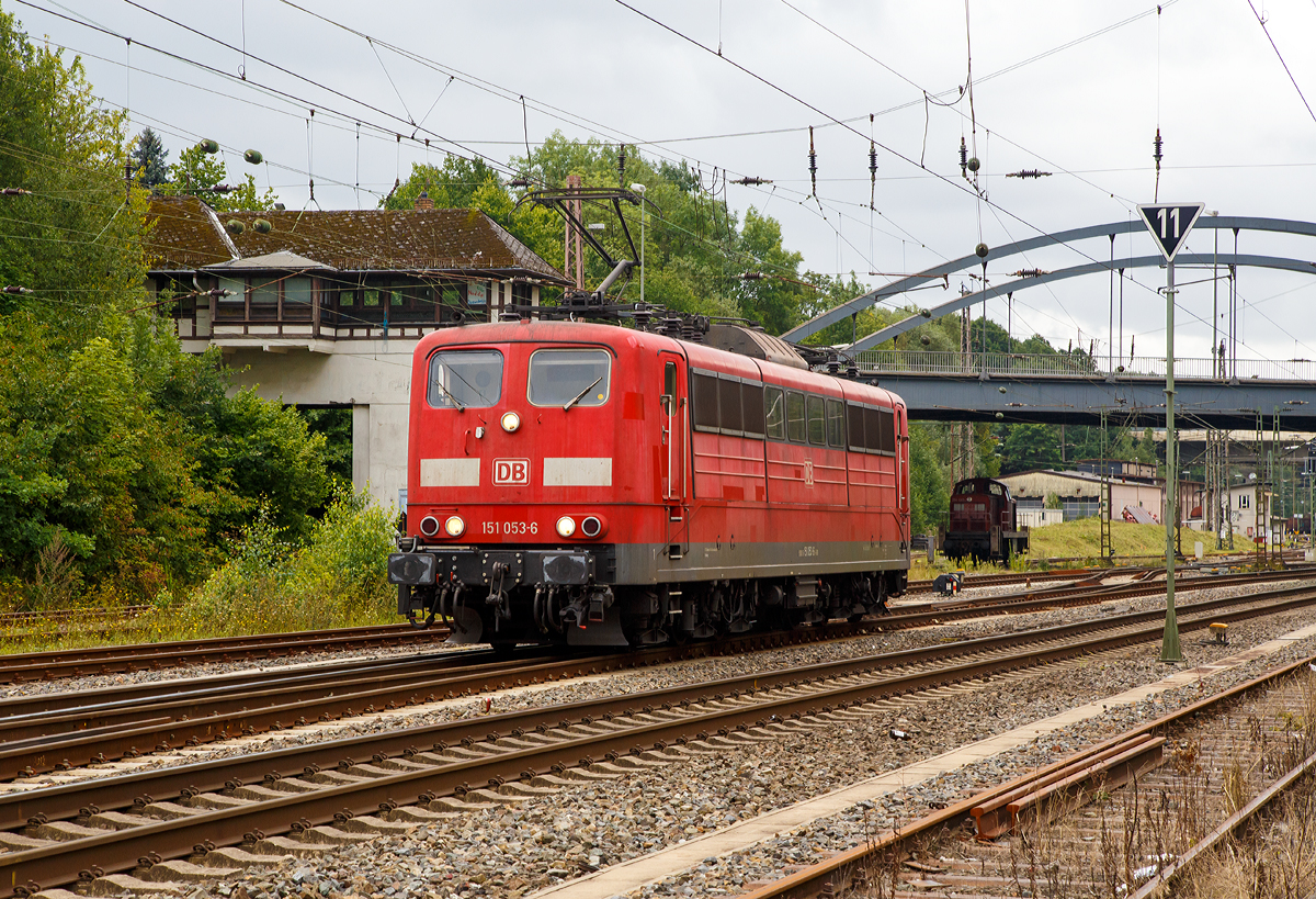 
Nach getaner Nachschiebearbeit f�hrt die 151 053-6 (91 80 6151 053-6 D-DB) der DB Cargo Deutschland AG am 19.08.2017 vom G�terbahnhof Kreuztal in den Abstellbereich. 
Die Lok wurde 1974 von Krauss-Maffei in M�nchen unter der Fabriknummer 19672 gebaut.