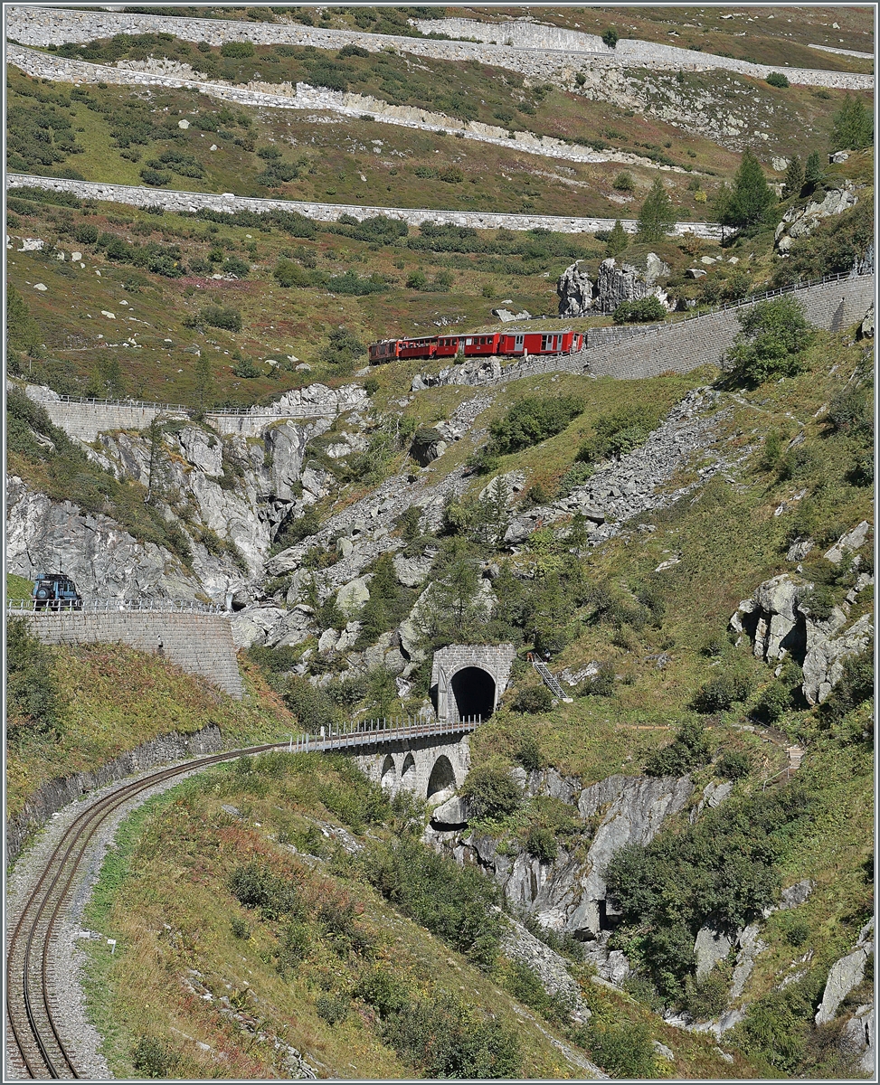 Nach gut zwei Minuten taucht die DFB HGm 4/4 61 ist mit ihrem Dieselzug 238 weit oben und nun schon fast am Zeil in Gletsch wieder auf. 

30. Sept. 2021
 
