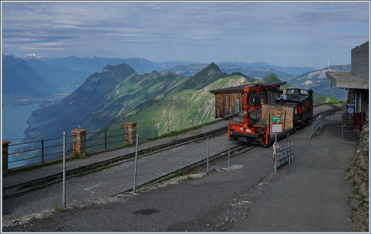 Nach einer guten Abendessen und einer Übernachtung fragte ich mich, wie das Berghotel versorgt wird. Die Antwort sah ich am Morgen im Bahnhof von Brienzer Rothorn: Ein Ein  Versorgungszug  war am frühen Morgen schon auf den Berg gefahren und wird nun be- und entladen. 
8. Juli 2016