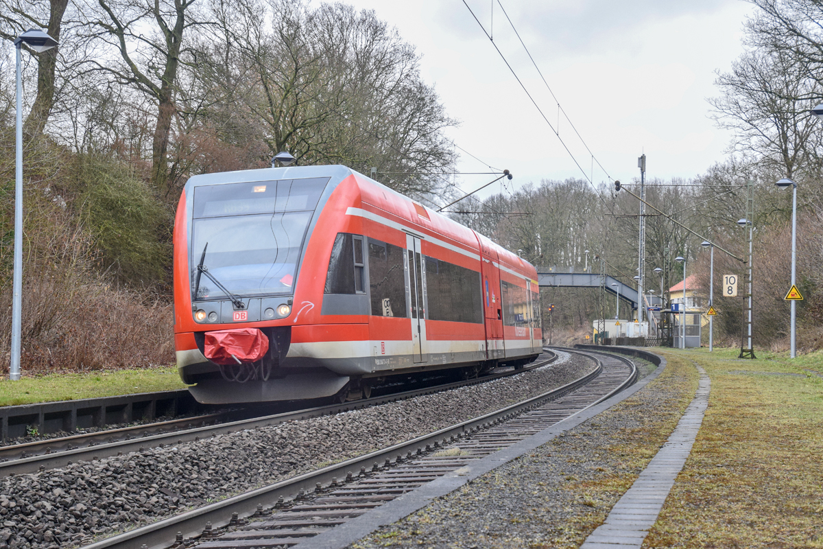 Nach längerer Zeit mal wieder auf Tour gewesen...
646/946 713 (Stadler GTW 2/6) der DB Regio Kurhessenbahn mit dem Taufnamen  Stadt Zierenberg  verlässt am 28.03.2018 den Haltepunkt Baunatal-Rengershausen als RB 39 in Richtung Bad Wildungen.