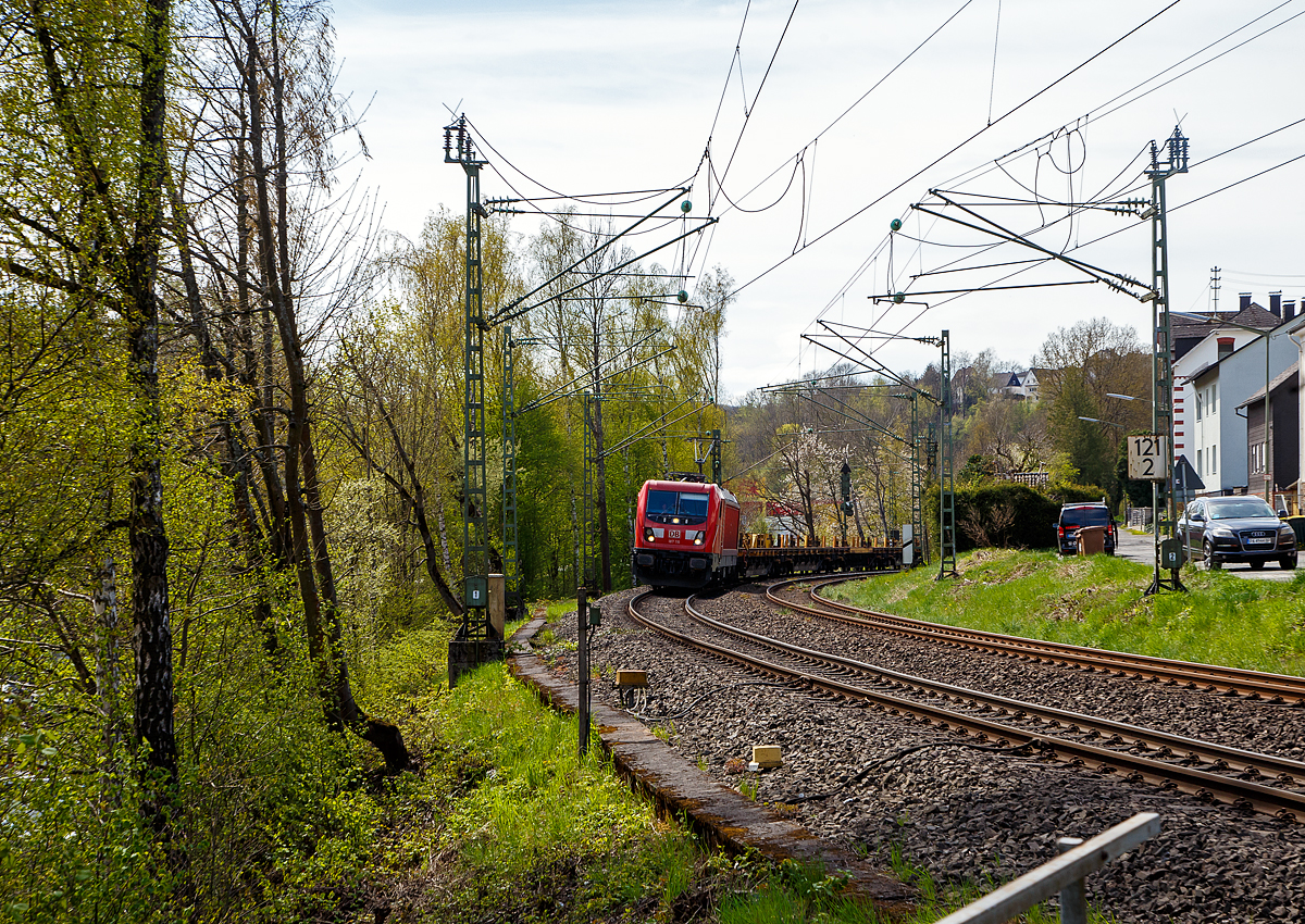 Nach Ostern endlich nochmal ein Güterzug...
Die 187 118 (91 80 6187 118-5 D-DB) der DB Cargo fährt am 21.04.2022 mit einem gemischten Güterzug durch Kirchen (Sieg) in Richtung Siegen. Einen lieben Gruß an die nette Lokführerin zurück.

Die TRAXX F140 AC3 wurde 2017 von Bombardier in Kassel unter der Fabriknummer KAS 35272 gebaut und an die DB Cargo AG geliefert.
